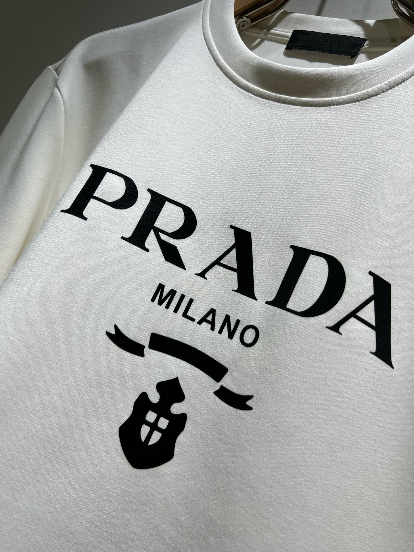  P115
PRAD*A普*达秋冬新款男女同款👫卫衣，最新款全网独家首上！！~既经典有时尚百搭，谁不爱啊，将经典再次展现，非常的耐看，自带低奢光环与辨识度！Pr*da传统的品牌理念和现代化的先进技术进行了完美结合。加上极其现代摩登风范的简约设计，p家专属logo图案徽章设计！定制百分百进口纯棉面料！此款的质感相当感人 触手便知规格档次 细腻程度与透气效果堪称顶级！尺码：S～XL。偏大下单报身高体重