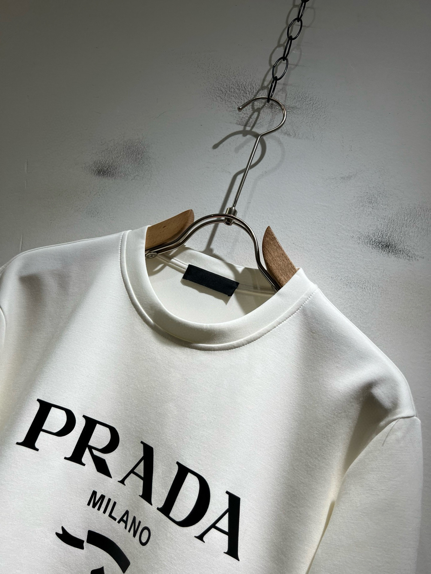  P115
PRAD*A普*达秋冬新款男女同款👫卫衣，最新款全网独家首上！！~既经典有时尚百搭，谁不爱啊，将经典再次展现，非常的耐看，自带低奢光环与辨识度！Pr*da传统的品牌理念和现代化的先进技术进行了完美结合。加上极其现代摩登风范的简约设计，p家专属logo图案徽章设计！定制百分百进口纯棉面料！此款的质感相当感人 触手便知规格档次 细腻程度与透气效果堪称顶级！尺码：S～XL。偏大下单报身高体重