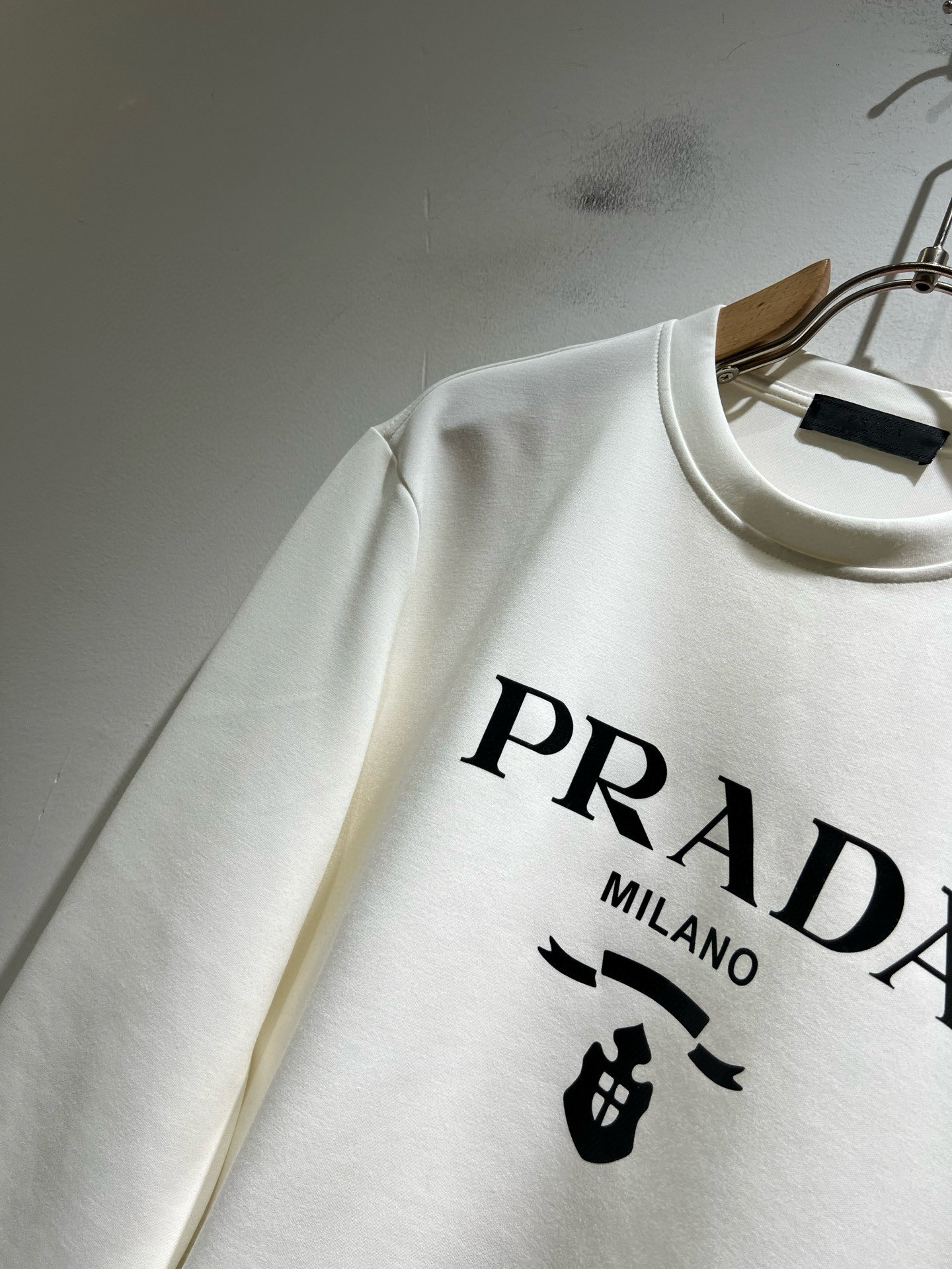  P115
PRAD*A普*达秋冬新款男女同款👫卫衣，最新款全网独家首上！！~既经典有时尚百搭，谁不爱啊，将经典再次展现，非常的耐看，自带低奢光环与辨识度！Pr*da传统的品牌理念和现代化的先进技术进行了完美结合。加上极其现代摩登风范的简约设计，p家专属logo图案徽章设计！定制百分百进口纯棉面料！此款的质感相当感人 触手便知规格档次 细腻程度与透气效果堪称顶级！尺码：S～XL。偏大下单报身高体重