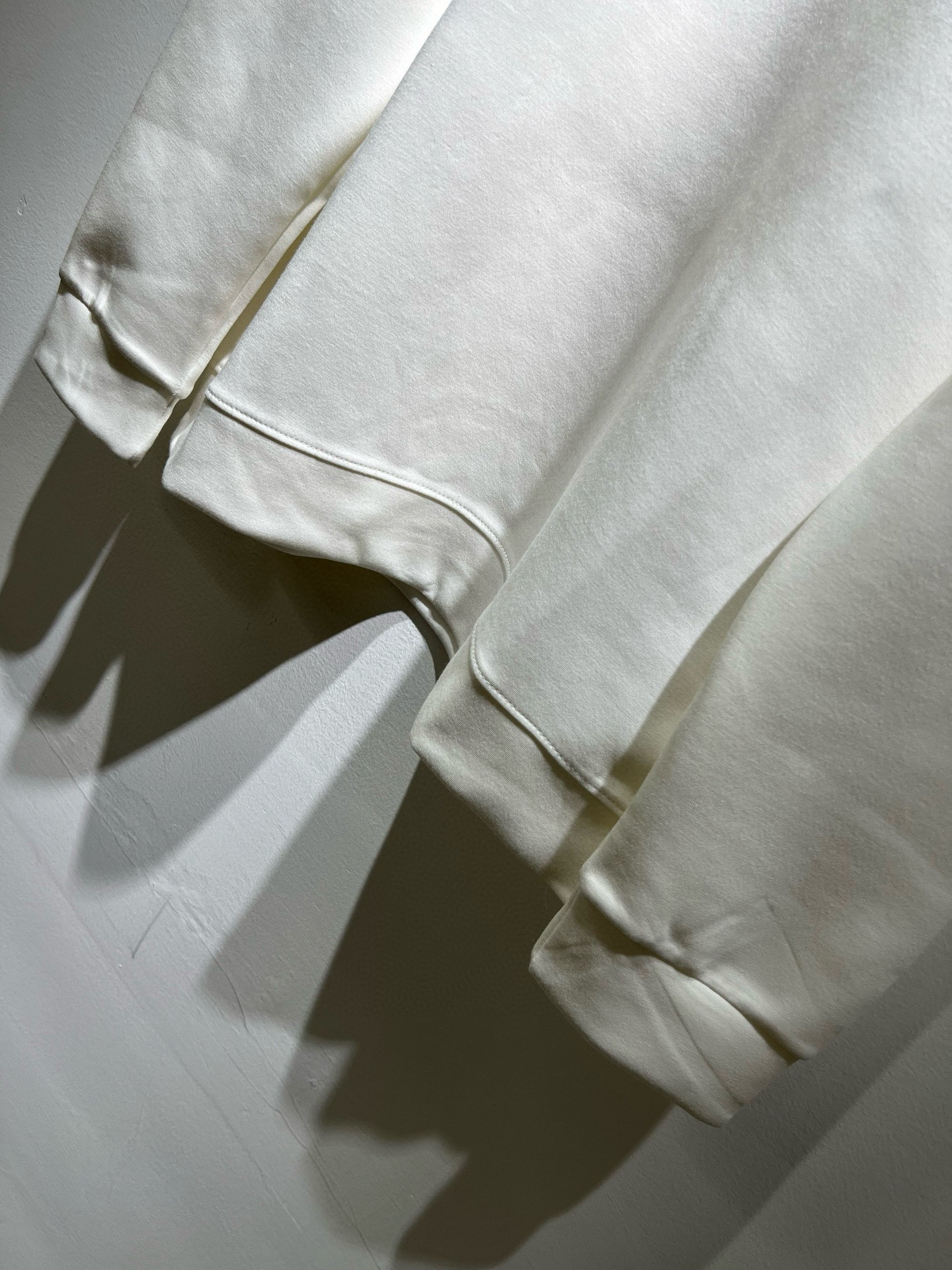  P115
PRAD*A普*达秋冬新款男女同款👫卫衣，最新款全网独家首上！！~既经典有时尚百搭，谁不爱啊，将经典再次展现，非常的耐看，自带低奢光环与辨识度！Pr*da传统的品牌理念和现代化的先进技术进行了完美结合。加上极其现代摩登风范的简约设计，p家专属logo图案徽章设计！定制百分百进口纯棉面料！此款的质感相当感人 触手便知规格档次 细腻程度与透气效果堪称顶级！尺码：S～XL。偏大下单报身高体重