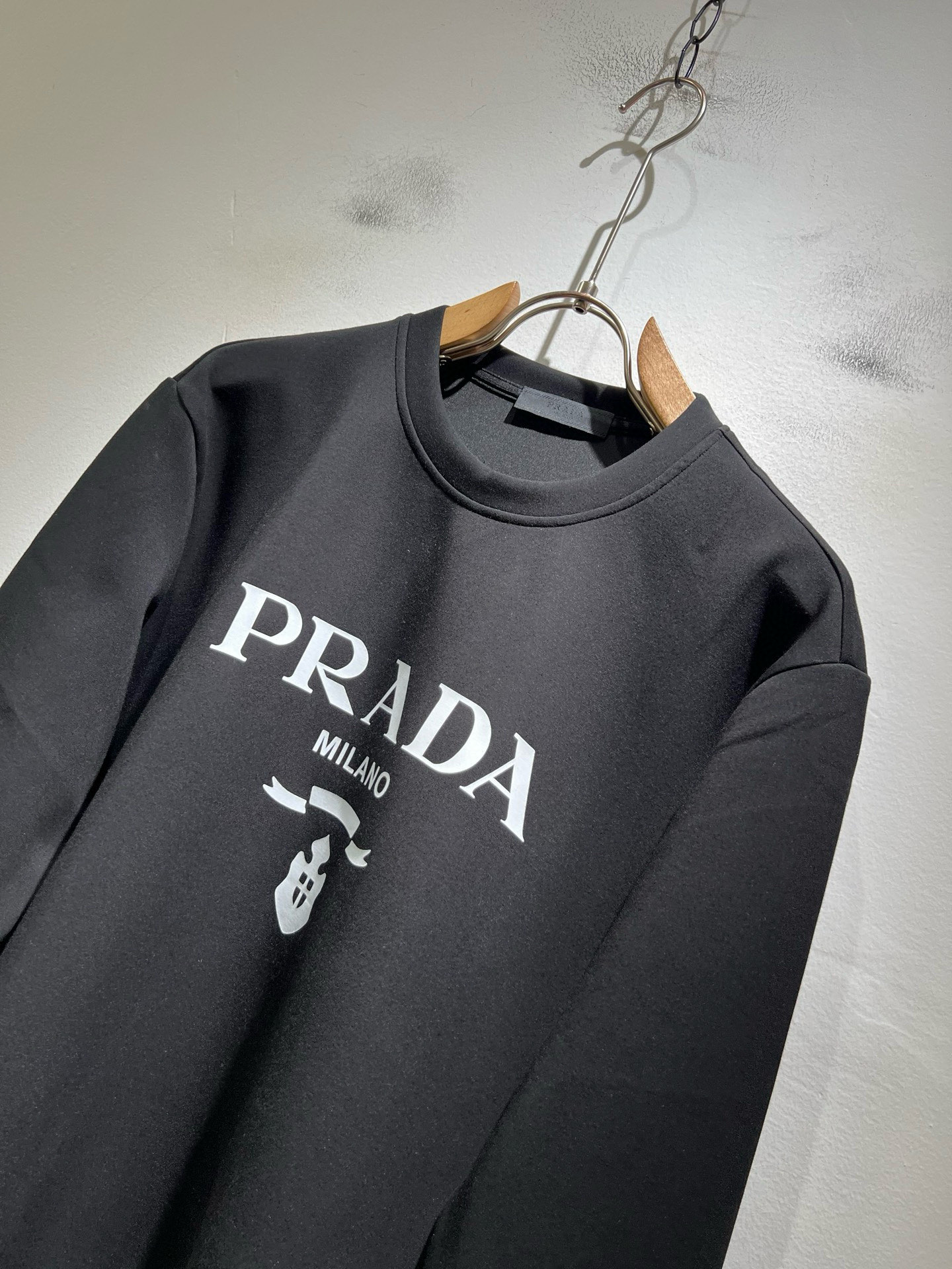  P115
PRAD*A普*达秋冬新款男女同款👫卫衣，最新款全网独家首上！！~既经典有时尚百搭，谁不爱啊，将经典再次展现，非常的耐看，自带低奢光环与辨识度！Pr*da传统的品牌理念和现代化的先进技术进行了完美结合。加上极其现代摩登风范的简约设计，p家专属logo图案徽章设计！定制百分百进口纯棉面料！此款的质感相当感人 触手便知规格档次 细腻程度与透气效果堪称顶级！尺码：S～XL。偏大下单报身高体重