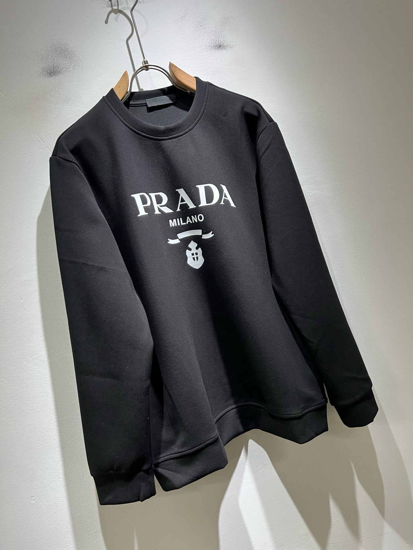  P115
PRAD*A普*达秋冬新款男女同款👫卫衣，最新款全网独家首上！！~既经典有时尚百搭，谁不爱啊，将经典再次展现，非常的耐看，自带低奢光环与辨识度！Pr*da传统的品牌理念和现代化的先进技术进行了完美结合。加上极其现代摩登风范的简约设计，p家专属logo图案徽章设计！定制百分百进口纯棉面料！此款的质感相当感人 触手便知规格档次 细腻程度与透气效果堪称顶级！尺码：S～XL。偏大下单报身高体重