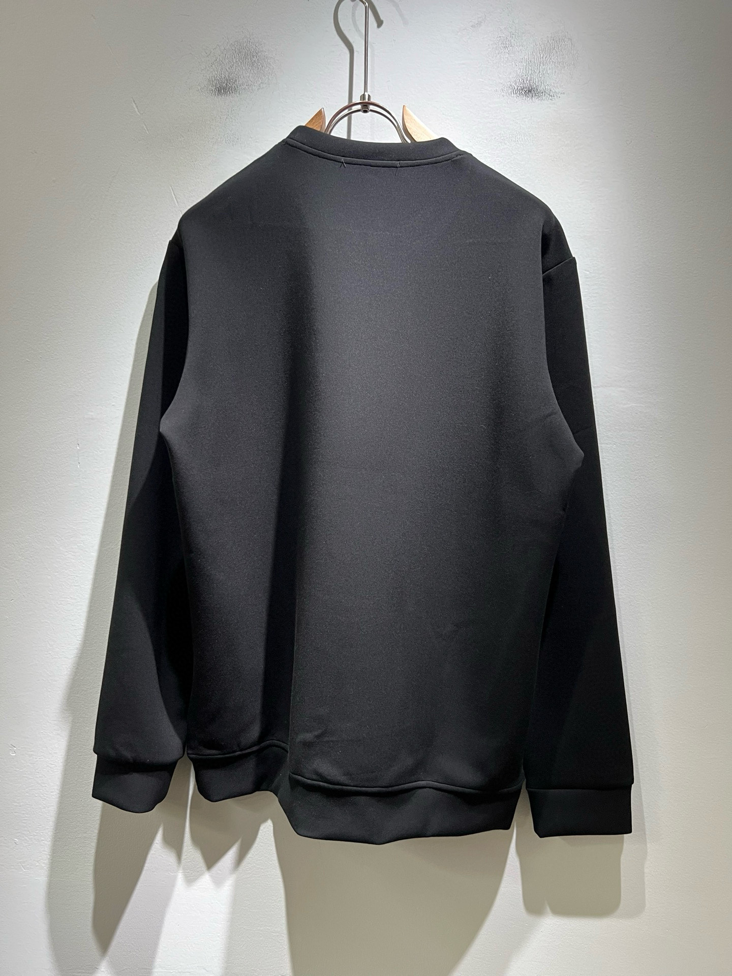  P115
PRAD*A普*达秋冬新款男女同款👫卫衣，最新款全网独家首上！！~既经典有时尚百搭，谁不爱啊，将经典再次展现，非常的耐看，自带低奢光环与辨识度！Pr*da传统的品牌理念和现代化的先进技术进行了完美结合。加上极其现代摩登风范的简约设计，p家专属logo图案徽章设计！定制百分百进口纯棉面料！此款的质感相当感人 触手便知规格档次 细腻程度与透气效果堪称顶级！尺码：S～XL。偏大下单报身高体重