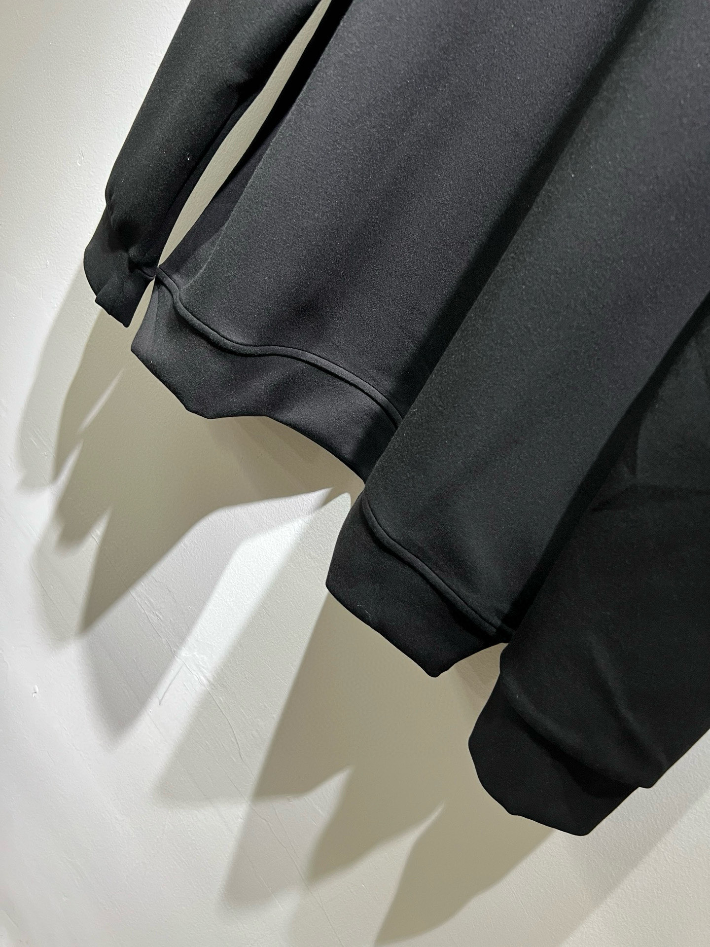  P115
PRAD*A普*达秋冬新款男女同款👫卫衣，最新款全网独家首上！！~既经典有时尚百搭，谁不爱啊，将经典再次展现，非常的耐看，自带低奢光环与辨识度！Pr*da传统的品牌理念和现代化的先进技术进行了完美结合。加上极其现代摩登风范的简约设计，p家专属logo图案徽章设计！定制百分百进口纯棉面料！此款的质感相当感人 触手便知规格档次 细腻程度与透气效果堪称顶级！尺码：S～XL。偏大下单报身高体重