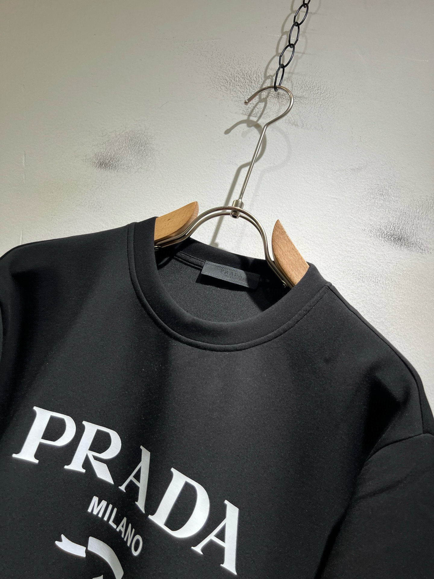  P115
PRAD*A普*达秋冬新款男女同款👫卫衣，最新款全网独家首上！！~既经典有时尚百搭，谁不爱啊，将经典再次展现，非常的耐看，自带低奢光环与辨识度！Pr*da传统的品牌理念和现代化的先进技术进行了完美结合。加上极其现代摩登风范的简约设计，p家专属logo图案徽章设计！定制百分百进口纯棉面料！此款的质感相当感人 触手便知规格档次 细腻程度与透气效果堪称顶级！尺码：S～XL。偏大下单报身高体重