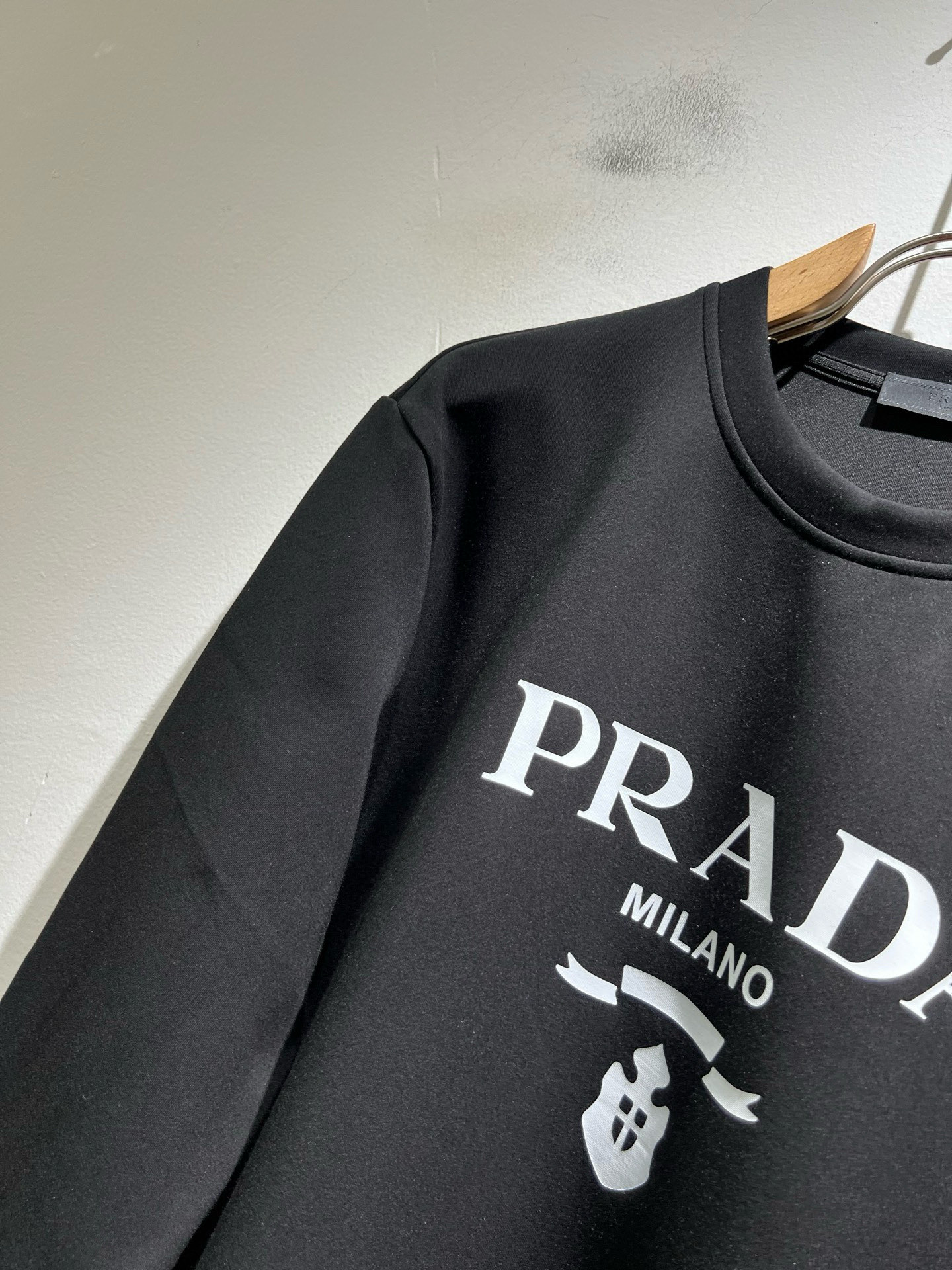  P115
PRAD*A普*达秋冬新款男女同款👫卫衣，最新款全网独家首上！！~既经典有时尚百搭，谁不爱啊，将经典再次展现，非常的耐看，自带低奢光环与辨识度！Pr*da传统的品牌理念和现代化的先进技术进行了完美结合。加上极其现代摩登风范的简约设计，p家专属logo图案徽章设计！定制百分百进口纯棉面料！此款的质感相当感人 触手便知规格档次 细腻程度与透气效果堪称顶级！尺码：S～XL。偏大下单报身高体重