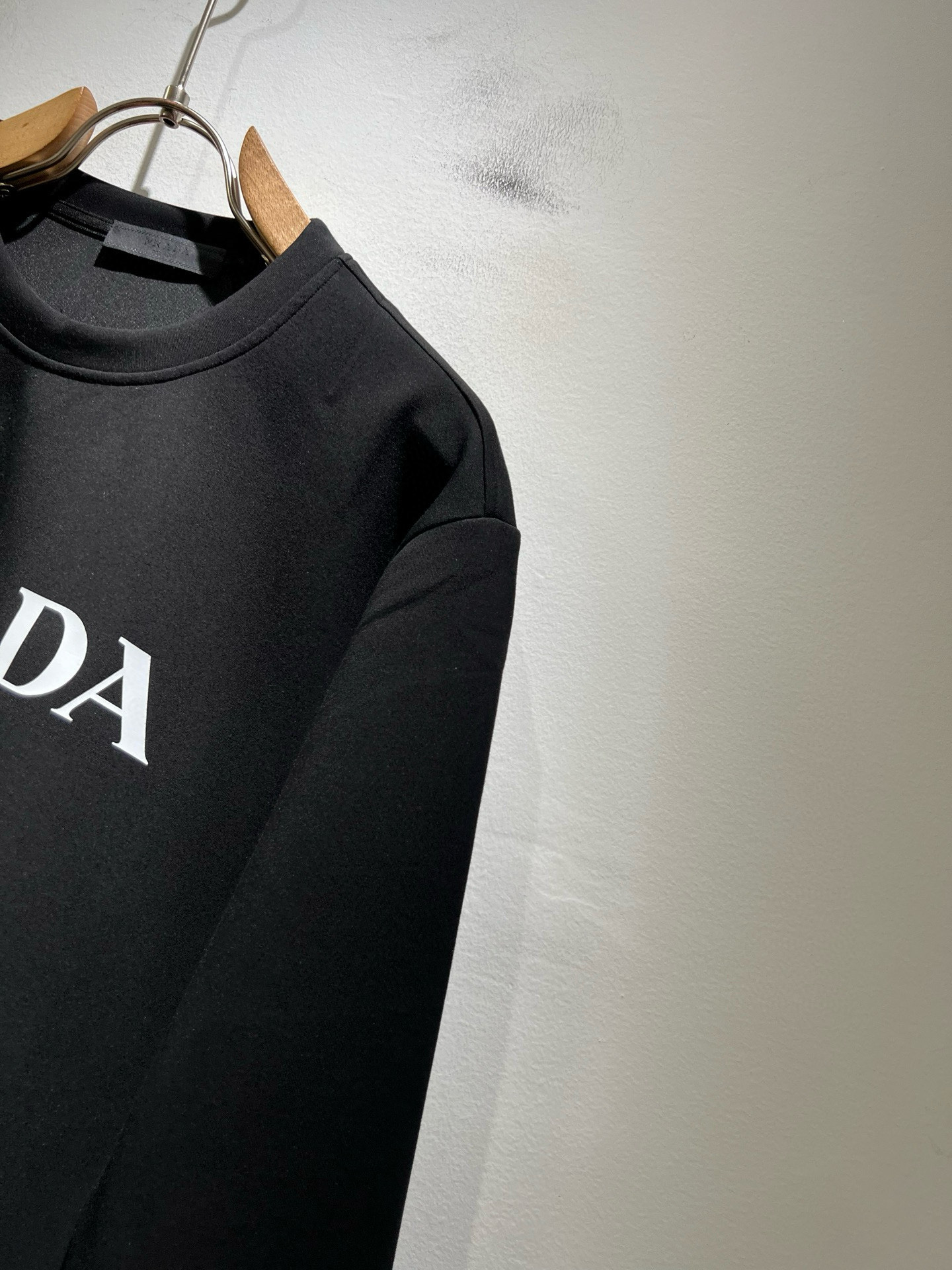  P115
PRAD*A普*达秋冬新款男女同款👫卫衣，最新款全网独家首上！！~既经典有时尚百搭，谁不爱啊，将经典再次展现，非常的耐看，自带低奢光环与辨识度！Pr*da传统的品牌理念和现代化的先进技术进行了完美结合。加上极其现代摩登风范的简约设计，p家专属logo图案徽章设计！定制百分百进口纯棉面料！此款的质感相当感人 触手便知规格档次 细腻程度与透气效果堪称顶级！尺码：S～XL。偏大下单报身高体重