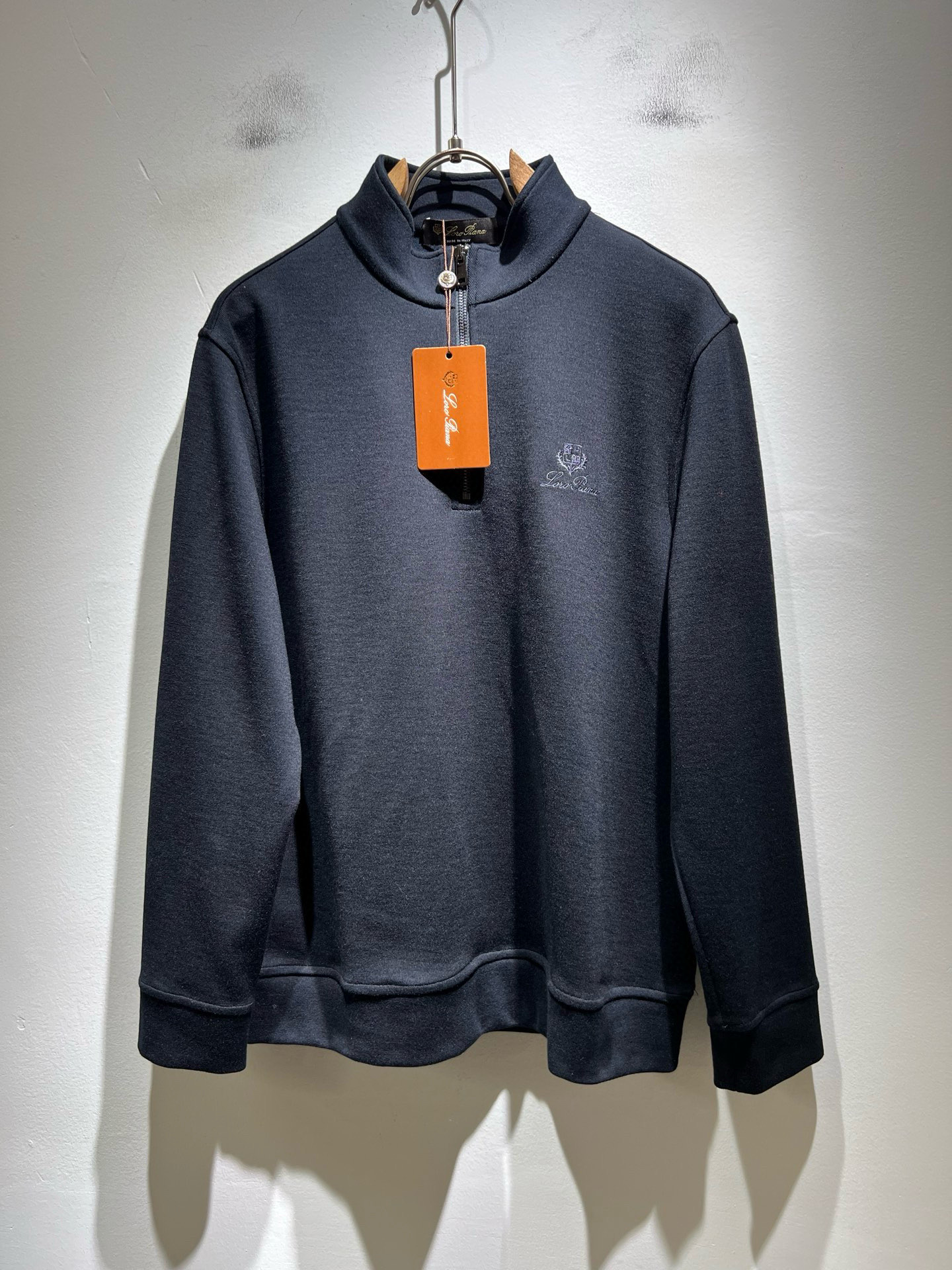 NO:683862,Loro Piana 2025 autumn and winter men's latest trade order bottoming shirt, all in good condition!  !  Customized baby fleece fabric!  The upper body is comfortable and breathable, not stiff, and the overall body has a rich three-dimensional feel. It is a quality export order and is customized with exclusive baby velvet fabric tailoring to meet the simple needs of commuters. The upper body effect is very good, slimming, and not picky about the figure. The fabric workmanship... is impeccable. Only good craftsmanship and good fabrics can produce a good taste. It is a must-have item for everyone!  Size M-4XL,,loro piana,19860909Loro Piana诺悠翩雅 2025秋冬男士最新的贸易订单打底衫,全品相！！定制婴儿绒面料！上身舒适透气,不僵硬,整体有着丰富的立体感,品质出口订单,定制专属婴儿绒面料剪裁,满足通勤人们对于着装的简约需求,上身效果很好,显瘦,不挑剔身材.面料做工....无可挑剔,好工艺好面料才能穿出好品味一款,人手必备单品！尺码M-4XL,,loro piana,,Men's clothing