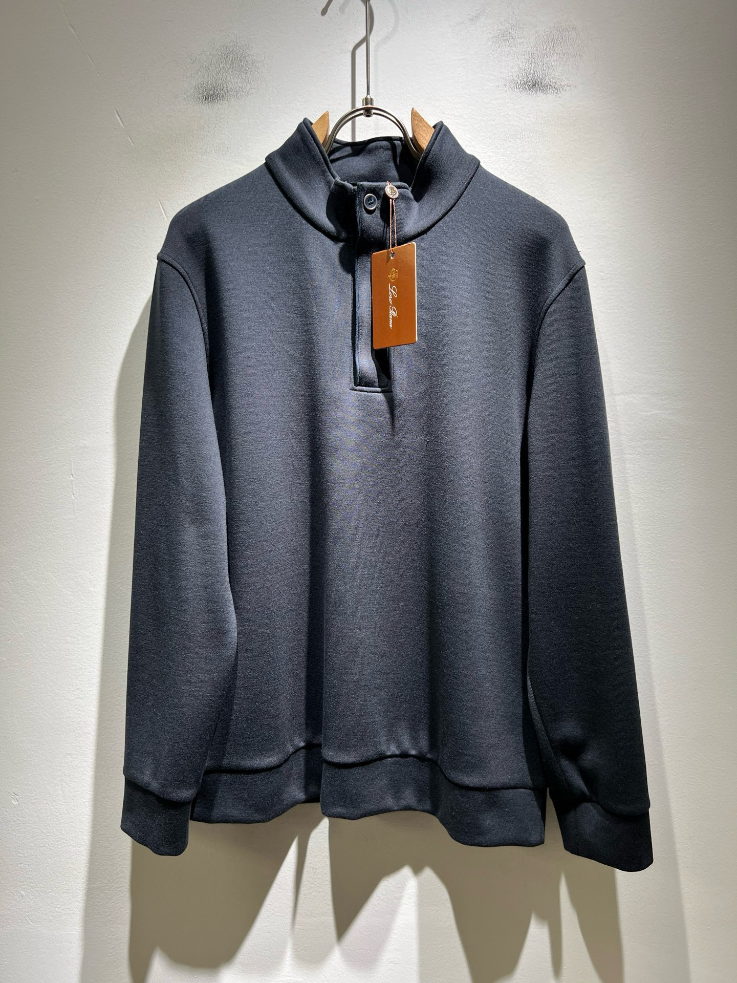 NO:683883,Loro Piana 2025 autumn and winter men's latest trade order bottoming shirt, all in good condition!  !  Customized baby fleece fabric!  The upper body is comfortable and breathable, not stiff, and the overall body has a rich three-dimensional feel. It is a quality export order and is customized with exclusive baby velvet fabric tailoring to meet the simple needs of commuters. The upper body effect is very good, slimming, and not picky about the figure. The fabric workmanship... is impeccable. Only good craftsmanship and good fabrics can produce a good taste. It is a must-have item for everyone!  Size M-4XL,,loro piana,19860909Loro Piana诺悠翩雅 2025秋冬男士最新的贸易订单打底衫,全品相！！定制婴儿绒面料！上身舒适透气,不僵硬,整体有着丰富的立体感,品质出口订单,定制专属婴儿绒面料剪裁,满足通勤人们对于着装的简约需求,上身效果很好,显瘦,不挑剔身材.面料做工....无可挑剔,好工艺好面料才能穿出好品味一款,人手必备单品！尺码M-4XL,,loro piana,,Men's clothing