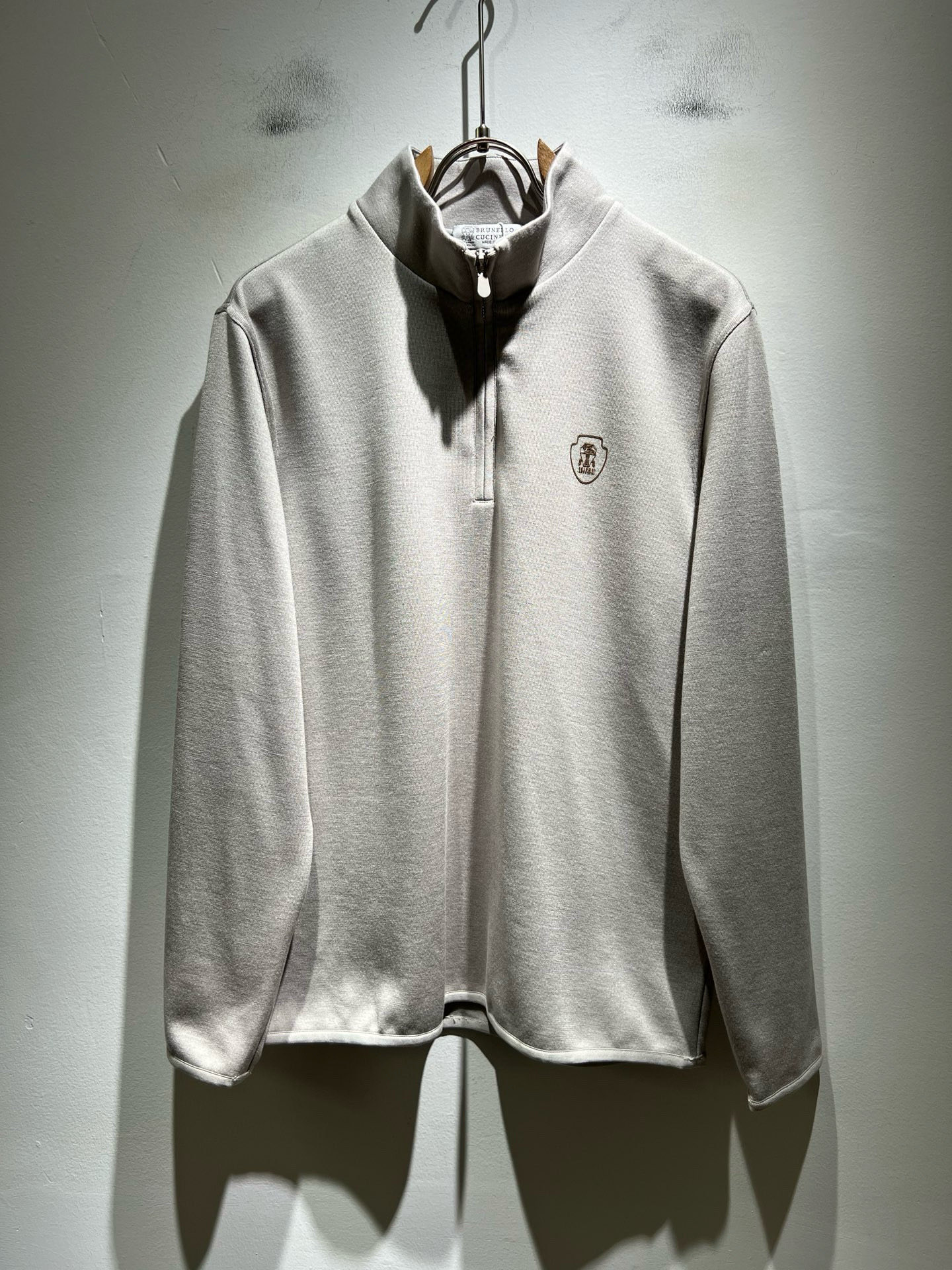 NO:683871,BC-Brunello Cucineli 2025 new autumn and winter men's long-sleeved base layer, a fashionable and versatile item that many celebrities love to wear!  It’s super good-looking. Friends who like classic simplicity must not miss this one!  The calm and elegant brand style has always been favored by the upper class! It is also the best choice for fashion items!  The upper body is so handsome, highly recommended!  !  !  The biggest attraction of this short-sleeved shirt is not only its own brand added value, but also the fact that this short-sleeved shirt is very cost-effective in terms of color matching and material!  Customized original exclusive velvet cotton fabric material design!  Eco-friendly washing, customized fabrics, and pre-shrinking treatment ensure a crisp fit. The combed cotton fabric feels super soft and smooth and absorbs sweat!  It does not deform after washing, feels comfortable and smooth, and the upper body is soft and comfortable. The classic fashionable lapel design is simple but not complicated, and it is very attractive!  Size M-4XL,, brunello cucinelli, T-shirt,19860909BC-Brunello Cucineli 2025秋冬新款男士长袖打底,众多明星都爱穿的时尚百搭单品！超级好看,喜欢经典简约的朋友,一定不能错过了这款！沉稳大气的品牌风格一直以来备受上层人士的青睐!也是时尚单品的不二之选！ 上身帅到爆了,强烈推荐！！！这件短袖最大的吸引力除了他本身的品牌附加值,更加肯定的是这款短袖无论在颜色搭配还是材质上都有很高的性价比！ 定制原版专属绒棉面料材质设计！环保水洗,定制面料,预缩处理,确保版型的挺括,精梳棉面料手感超柔顺滑又吸汗！洗水不变形,手感舒适顺滑,上身柔和舒适,经典的时尚翻领设计,精简不繁,很是耐看！码数M-4XL,,brunello cucinelli,T-shirt,,Men's clothing