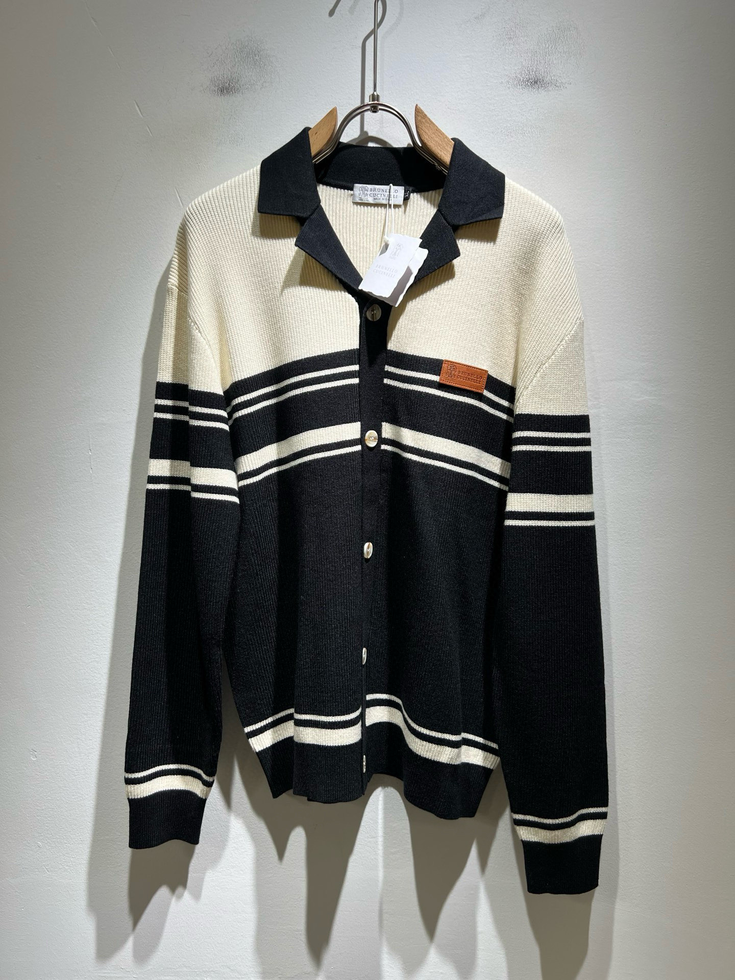 NO:683875,BC-Brunello Cucineli 2025 new autumn and winter knitted wool cardigan, the latest fashion trend effect, fashionable new charm, elements and modern trendy high street style are integrated into the 'Tianguan work', a single product with full appearance. Knitted wool fabric is supplied to customers!  Logo leather pattern design on the chest!  It feels smooth and delicate, and the breathability and comfort are impeccable. The simple and stylish design comes from the latest fashion methods, highlighting the avant-garde unique personality. A must-have item for fashionistas that expresses the meticulous fashion atmosphere of the new season. Same style for men and women. Sizes M-4XL, brunello cucinelli,19860909BC-Brunello Cucineli 2025秋冬新款针织羊毛开衫,最新时尚潮流效果,时尚新韵味,元素及现代潮流的高街风格融合一起的“天官之作”,颜值十足的单品.客供针织羊毛面料！胸前logo皮革图案设计！手感顺滑细腻,着身的透气舒适感无可挑剔.简约时尚的版型设计来源于潮流时尚的最新手法,彰显前卫独特个性.时尚达人的必备单品表达全新季度一丝不苟的时尚气息.男女同款.尺码M-4XL,,brunello cucinelli,,Men's clothing