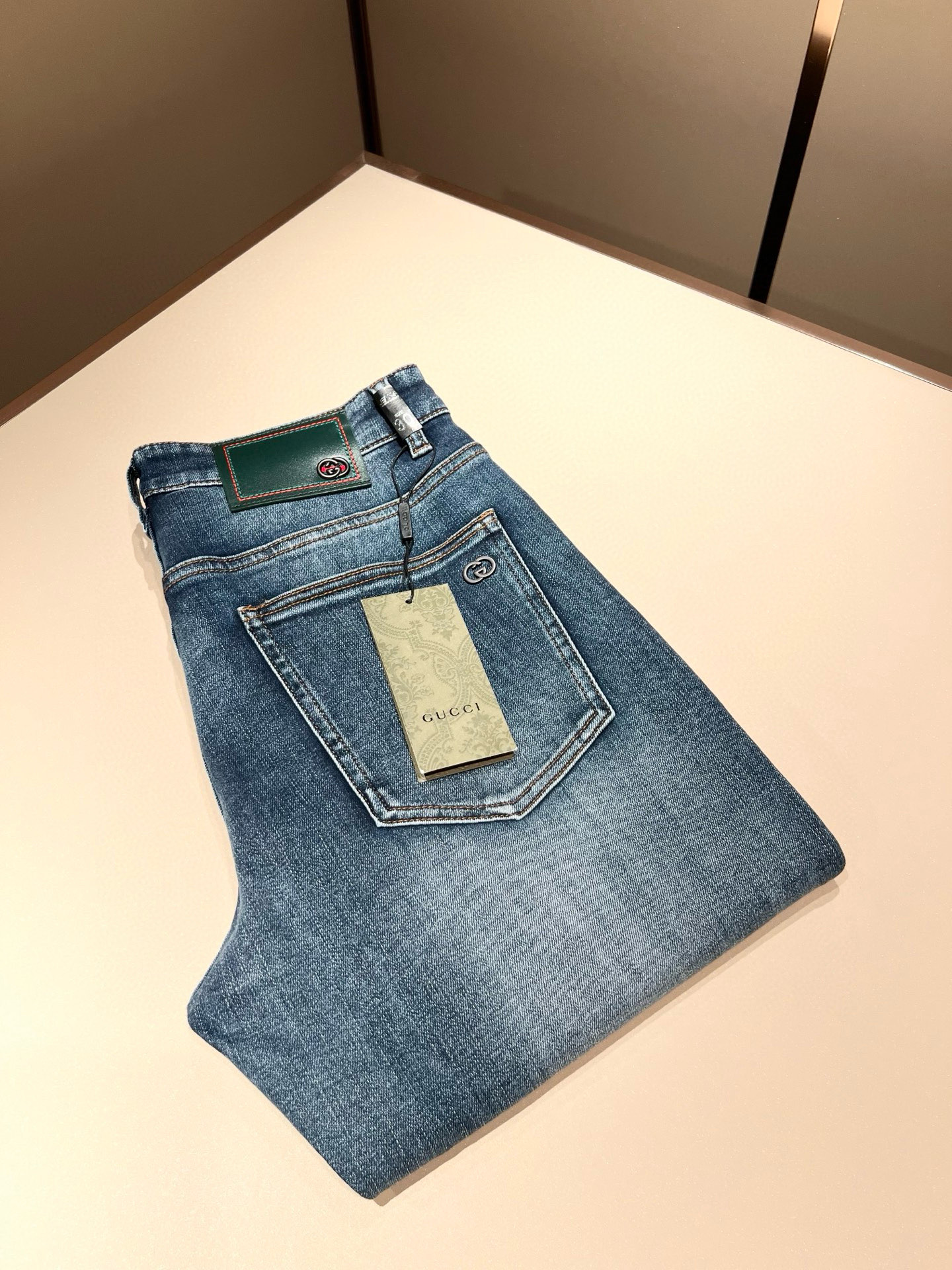 NO:691049,Guc*Gucci 2025 autumn and winter new men's high-end casual and versatile slim-cut jeans for commuting in all seasons!  For fans, such an elegant classic design is enough to attract attention at a glance. It is the most handsome series among all jeans this year. I only need to take a look to know that this will definitely be a sensational hit and popular all over the Internet. It is made of classic slim-fitting three-dimensional tailoring and is equipped with the latest logo pattern waistband design!  A very representative waist brand modification!  It simply and easily demonstrates the charm of the brand, and naturally presents specifications, grades, fashion and trendy effects. It has perfect matching performance and can easily wear with a sense of luxury and high-end effects!  Made of top quality imported Japanese washed denim cotton, it is very comfortable, breathable and has a natural drape, making it suitable for all year round wear!  !  This style of jeans is made with a three-dimensional cut and a small straight fit. Its single-matching magic and practical wearability are understandable. Whether you are wearing it for daily wear or appearing on the high street, it is the best choice. It is super charming!  It also demonstrates the authentic original flavor of BUR, and also perfectly demonstrates its specifications and rank!  Obviously, this is a great product that you absolutely must buy. You must buy this product. It is a product that is highly recommended!  Size 30-40 37 39,,burberry,gucci,jeans,19860909Guc*古奇 2025秋冬新品男士高端休闲百搭四季通勤修身剪裁牛仔裤！对于粉丝来说,这样大气的经典设计足矣一眼种草,是今年所有牛仔裤当中最帅的一个系列,我只需要看一眼就知道,这绝对会是一个引起轰动的爆款,而且全网风靡,经典的修身立体剪裁版型打造,配置了最新的logo图案腰牌工艺设计！极具代表性腰牌修饰！简单轻松的彰显出品牌魅力所在,自然而然的呈现规格,档次,时髦以及新潮效果,搭配性能满分,轻松穿出高级感与高端效果！顶级的进口日本洗水牛仔棉质打造,并舒适透气感满分,且垂感自然,适合一年四季的穿搭所需！！此款牛仔裤采用了立体裁剪小直筒版型打造,其单配魔力与实穿性是无可厚非的,不管你是日常穿搭还是高街出镜都是不二之选,超具魅力！更是彰显了地地道道的的BUR原味,同时也是完美的展现了其规格和段位所在！很显然,这是一款绝对要收的重磅好货,此款你都必须要收,极力推荐的好货！尺码30-40 37 39,,burberry,gucci,jeans,,Men's clothing