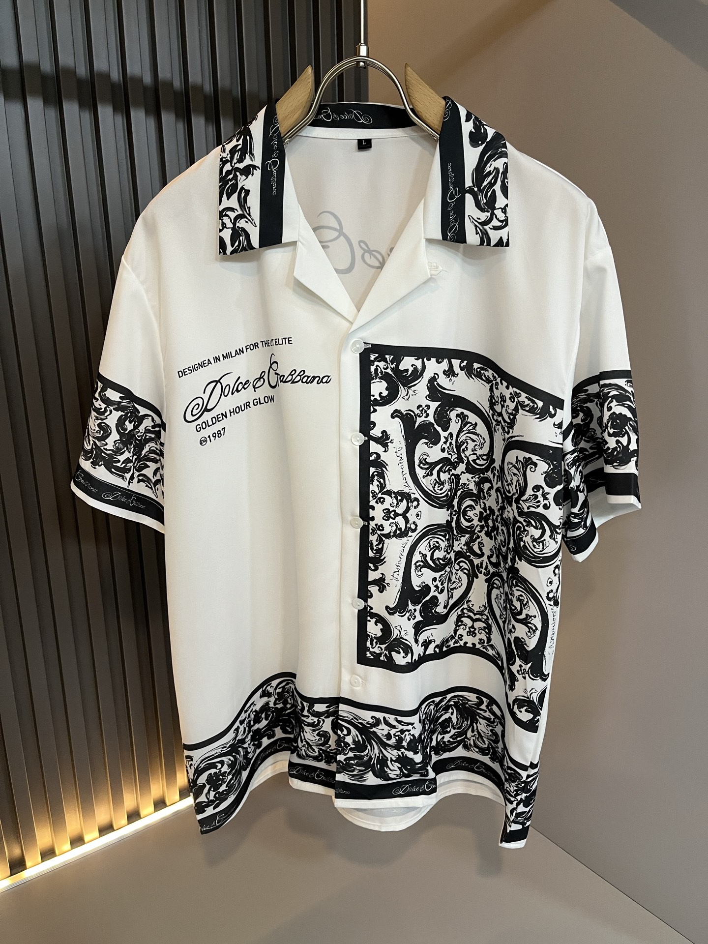 NO:685528,Dolce&Gabba*a 2026 spring and summer new men's and women's same pajama sets, available at counters simultaneously!  Customized exclusive silk cotton fabric, panoramic logo pattern printing process design!  Simple and elegant, easy to match and versatile, extremely high-grade, perfectly integrated into fashion and style, it is a top-notch fashionable style that is perfect for outer wear!  The whole thing gives people a natural feeling!  The ultimate classic and versatile style, the ultimate heavy work, the ultimate perfection!  Fans who pursue high quality should rush to buy it by themselves, and we sincerely invite all fans who know the goods to appreciate this model together!  !  Size M-5XL,,Dolce&Gabbana,Dolce&Gabbana,19860909Dolce&Gabba*a 杜嘉*纳2026春夏新款男女同款睡衣套装,专柜同步发售！定制专属丝绸棉面料,全景logo图案印花工艺设计！简约大方,从容百搭,档次极高,完美融入时尚还有风情感一款完美符合外穿的顶尖时髦气质款！整体给人浑然天成的感觉！极致经典的百搭型,极致的重工极致的完美！追求高品质的粉丝们请自行抢购,诚邀所有识货的粉丝一同鉴赏此款！！尺码M-5XL,,Dolce&Gabbana,Dolce&Gabbana,,Men's clothing