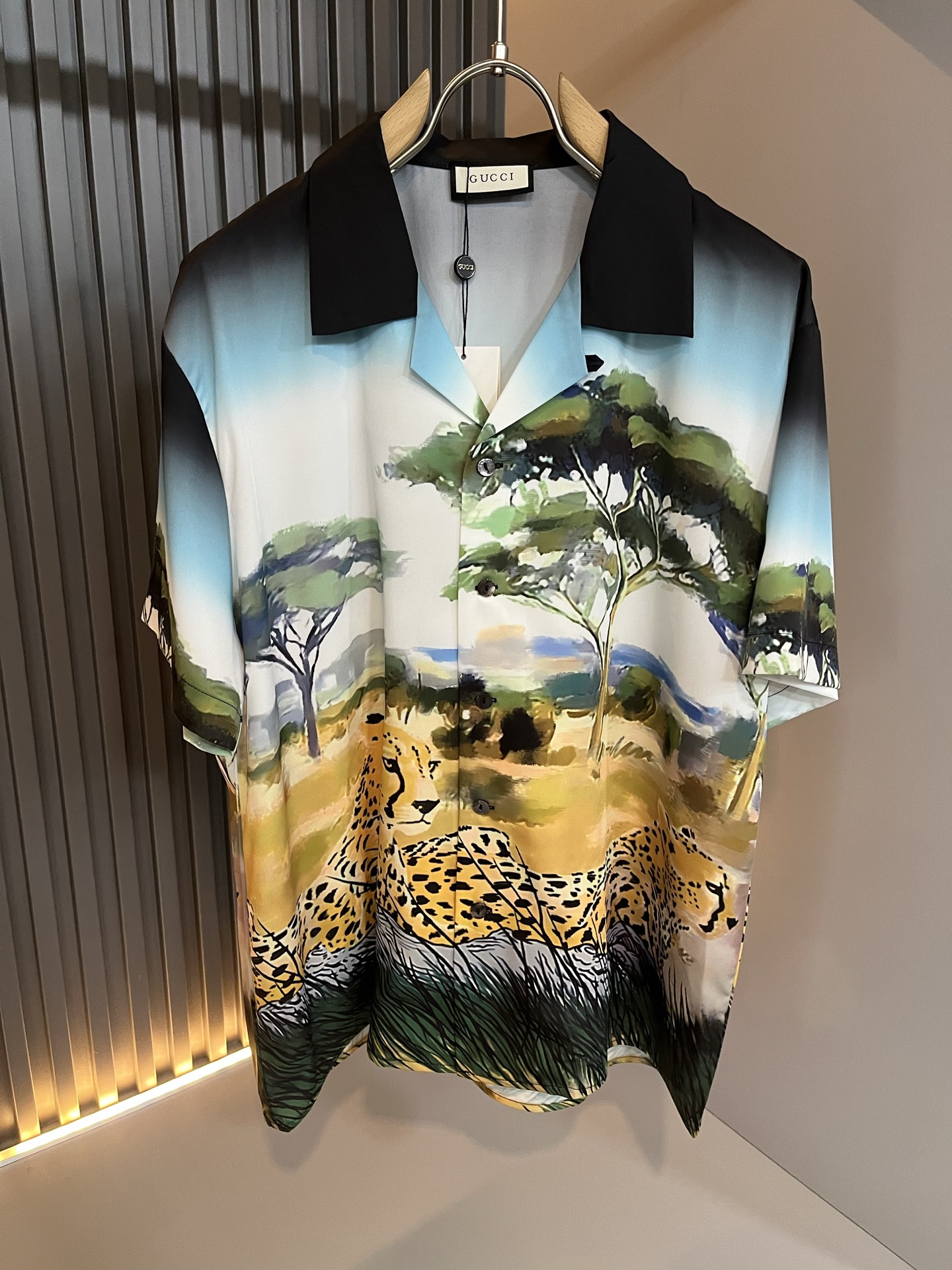 NO:685535,Gucc*Gujia 2026 spring and summer latest series!  Men's and women's pajama sets are rarely sold through trading company channels, and are also available on the official website simultaneously!  New fashion element design!  Logo letter GG pattern logo printing design!  Injecting full vitality into the new series, it is made of imported silk fabrics supplied by customers. The fabric feels soft and delicate against the skin, and has an extremely comfortable and breathable wearing experience. The whole item is very eye-catching and fashionable, and is deeply loved by young people today!  Basic loose round neck cut, unisex style regardless of age and gender, suitable for matching all styles and looks you need in daily life!  It is recommended to wear couple outfits when going out on the street, it will be more eye-catching!  Size: M-5XL,,gucci,gucci,19860909Gucc*古家 2026春夏最新系列！男女同款睡衣套装,贸易公司渠道稀出,同步官网发售 ！ 新时尚元素设计！标识字母GG图案logo印花设计！为全新系列注入满满活力,选客供进口丝绸面料制成,面料手感亲肤柔软细腻,拥有着无比舒适透气性的穿着体验,整件单品极具吸睛度与时尚感,深受当下年轻人的喜爱！基础宽松的圆领版型裁剪,不分年龄与性别的中性款式,适合搭配你日常所需的所有风格与造型！建议搭配情侣装出街会更为养眼出色！尺码:M-5XL,,gucci,gucci,,Men's clothing