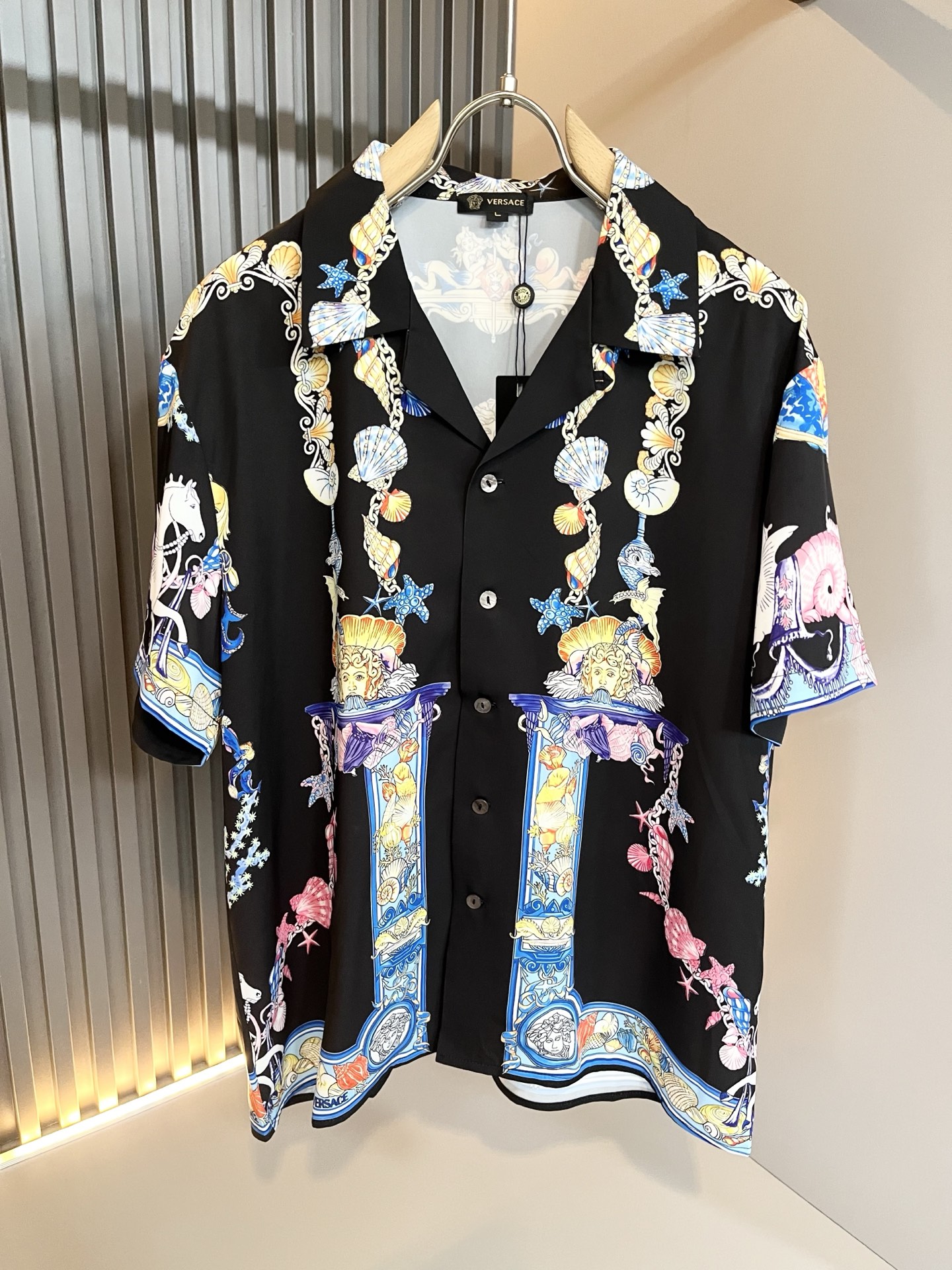 NO:685553,VERS*CE/Fan*zhe 2026 Spring and Summer New Original Single Pajamas Silk Set VERS*CE/Fan*zhe Trading Company Channel Product Value Recommendation, the panoramic printed letter pattern logo pattern decoration is extremely exquisite and highlights the gradient effect!  It is made with heavy craftsmanship and has a strong three-dimensional effect. It can only be made with advanced German equipment, highlighting the visually invincible shocking luxury. The craftsmanship level is extremely high and the craftsmanship is very important!  The imported silk fabric is supplied by the customer and has excellent skin-friendliness. The details are extremely perfect and impeccable. The upper body effect is very good and eye-catching. There is no doubt that it will turn heads. It is an excellent item to improve the vision in the wardrobe. It is very handsome whether it is worn inside or alone. Sizes M-5XL, versace, real silk,19860909VERS*CE/范*哲 2026春夏新品原单睡衣真丝套装VERS*CE/范*哲 贸易公司渠道 产品 值的推荐 ,全景印花字母花纹logo图案装饰极为精致凸显渐变效果！重磅工艺打造,立体感极强,唯有德国先进设备方能制作,凸显了视觉无敌的震撼奢华,工艺水准极高,非常重工匠心！客供进口真丝面料,亲肤性绝佳,细节极致完美,无可挑剔,上身效果非常出色,非常招眼吸睛,回头率毋庸置疑,衣橱里改良视觉的绝佳单品,无论内搭还是单穿都爆帅十足.尺码M-5XL,,versace,real silk,,Men's clothing