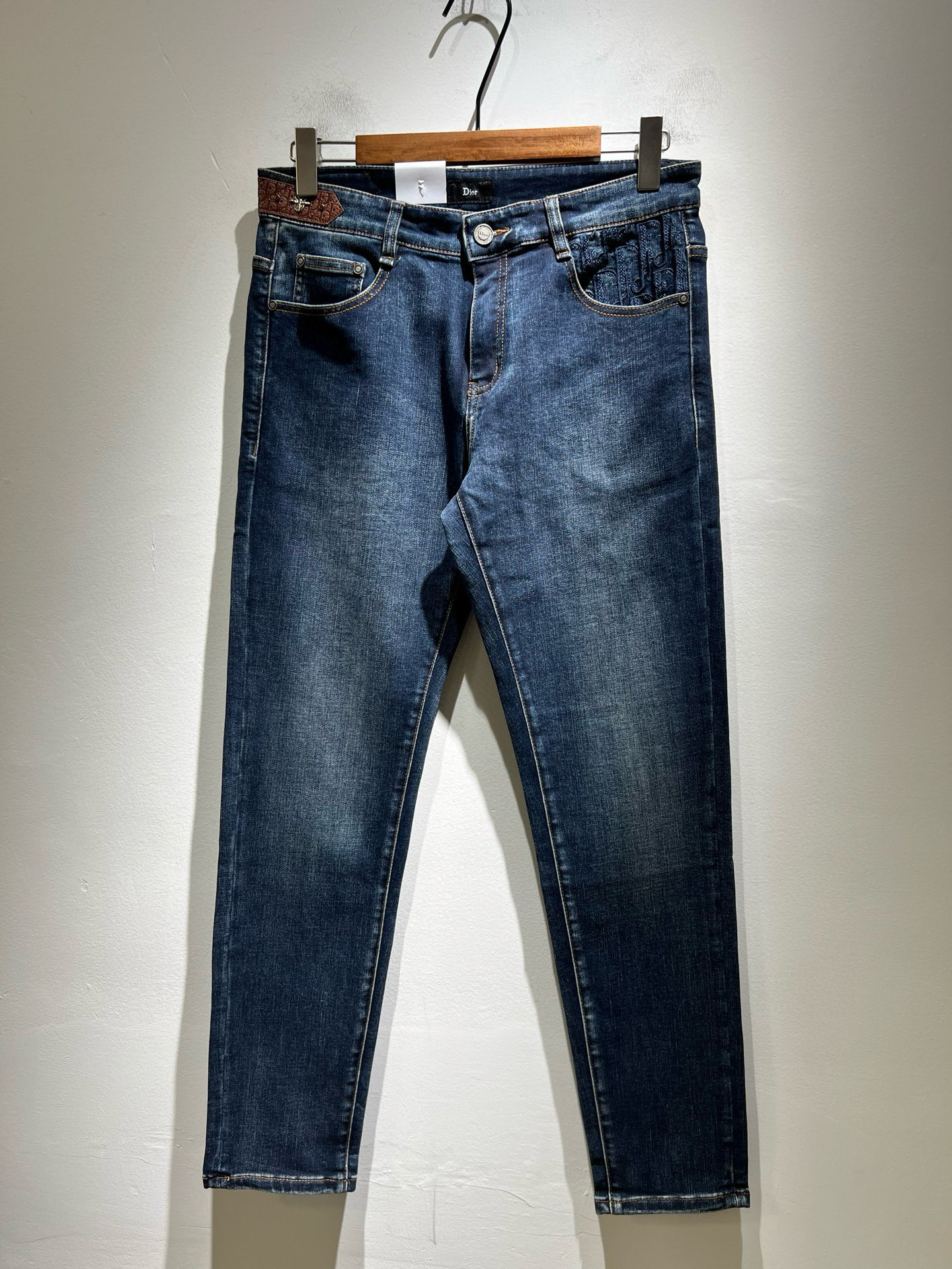NO:685593,Dio*r Dijia 2025 autumn and winter men's washed small straight jeans!  The trading company sells great products, looks great, is the all-match trousers king in the fashion world, has high-frequency dressing demonstrations in European and American street photography, and has a leather waistband logo design!  And it is a must-have item for luxury brands every season!  Very pure and minimalist design tone!  Adhering to the consistent fashion proposition of the D family, it is quite eye-catching. It not only demonstrates the ingenuity and craftsmanship, but also effectively flaunts the brand identity!  Custom-made denim fabrics are supplied from Italy. The texture is unparalleled and full of charm. The silhouette is perfectly tailored and has excellent butt-lifting and slimming effect. It can be matched with any top in the wardrobe. It has wide compatibility, is both casual and casual, and has a full upper body shape. It is an invincible fashionable and versatile item!  Size 29 -40,,dior,dior,dior,jeans,19860909Dio*r 迪家 2025秋冬男士水洗小直筒牛仔裤！贸易公司渠道牛货,品相超赞,时尚圈万能的百搭裤王,欧美街拍中高频穿搭示范,皮革腰牌logo设计！且是奢侈品牌每季必出的单品！非常纯粹极简的设计基调！秉承了D家一贯的时尚主张,颇具看点,即彰显了匠心工艺又有力的标榜了品牌身份！客供意大利定制丹宁面料,质感无敌赞,颇具韵味,版型剪裁完美,提臀修身显瘦效果极佳,可横扫衣橱任何的上装搭配,兼容性广泛,休闲兼备,上身型款十足,无敌的时髦百搭神品！尺码29 -40,,dior,dior,dior,jeans,,Men's clothing