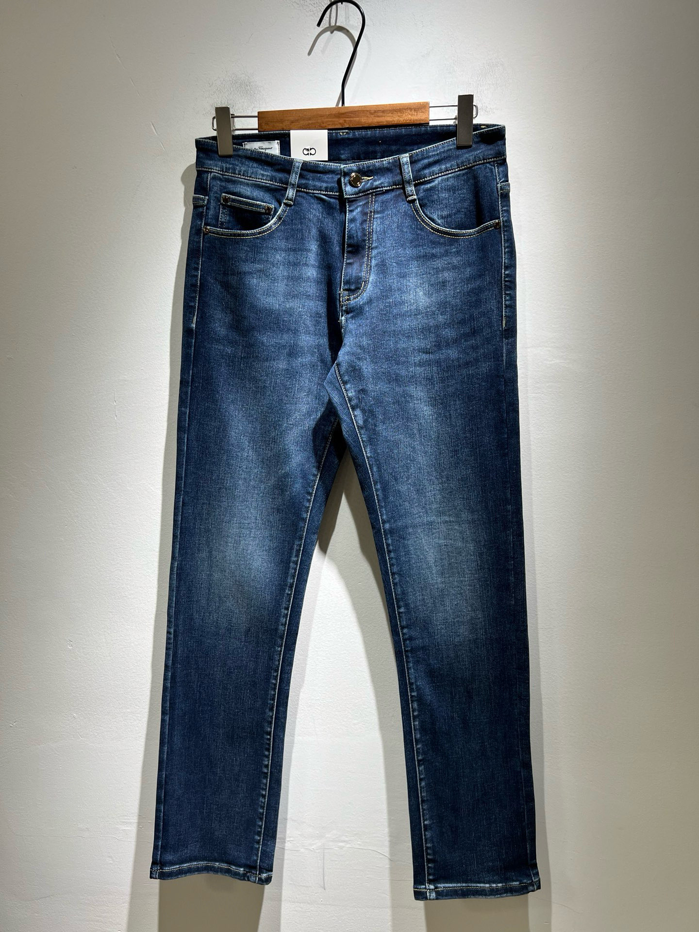 NO:685600,Ferraga*mo 2025 new autumn and winter men's casual small straight jeans, original quality, original quality high-end fashion casual washed jeans, leather metal Ferragamo LOGO logo on the back waist, produced through original factory channels; sold simultaneously on G network, the thickness is just right to meet the needs of spring and summer wear. The fabric is soft and denim-like.  Beautiful washing process, just the right purity, very outstanding craftsmanship, neat turning lines, perfect details. Casual and versatile four-season style, the upper body effect is not tight and excellent, showing a confident temperament; all the details show the classic logo of the perfect quality pants, which symbolizes the brand's highest quality. Owning the original hardware accessories is the beginning of another fashion!  Size 29-40,,ferragamo,ferragamo,jeans,19860909Ferraga*mo菲拉*慕2025秋冬新款男款休闲小直筒牛仔裤 原单品质,原单品质高端时尚休闲水洗牛仔裤,后腰皮革金属菲拉格慕LOGO标识,原单代工厂渠道出品；G网同步发售,厚度刚好满足春夏穿搭需求 面料柔软具有牛仔面料 漂亮的水洗工艺,恰到好处的纯粹,工艺非常突出,车工走线整齐,完美细节出品.随意百搭的四季款,上身效果不紧绷极佳,彰显自信气质；所有细微处尽情展现完美品质裤子的经典Logo象征了品牌至高的品质,原厂五金配件 拥有,便是另一种时尚的开始 ！ 尺码29-40,,ferragamo,ferragamo,jeans,,Men's clothing