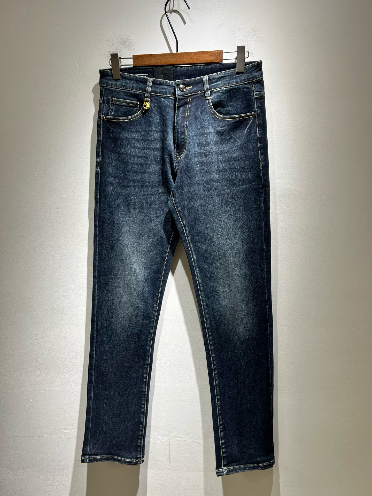 NO:685616,STEFANO RIC*I/STEFANO RIC*I 2025 autumn and winter men's original casual jeans, highly recommended!  Quality 'cow beer' This model uses original exclusive fabrics!  The craftsmanship is top-notch, and the hardware is decorated with an eagle head logo!  It has a strong three-dimensional sense and is visually stunning. The pattern is presented by the iconic brand pattern. It is very recognizable and high-end and fashionable, and effectively demonstrates your identity!  In addition, it feels full of cotton, has both comfort and breathability, is extremely delicate to the touch, and has excellent skin-friendliness!  The details are perfect, all kinds of exquisite and elegant, the shape is very strong, the upper body is full of shape, it is a unique type on the market!  Size 29-40,,jeans,19860909STEFANO RIC*I/史蒂芬.尼治 2025秋冬男士原单休闲牛仔裤,重磅推荐！品质“牛啤” 此款所运用原版专属面料！还是工艺都堪称顶尖,设计鹰头logo五金修饰！立体感极强,视觉极其惊艳震撼,图案由标志性的品牌图案呈现,辨识度非常鲜明且高级时髦,有力彰显身份！此外棉感十足,舒适性与透气性兼备,触感极为细腻,亲肤性绝佳！细节完美如斯,各种精湛考究 造型感极强,上身型款十足,属于市面独一无二的类型！尺码29-40,,jeans,,Men's clothing