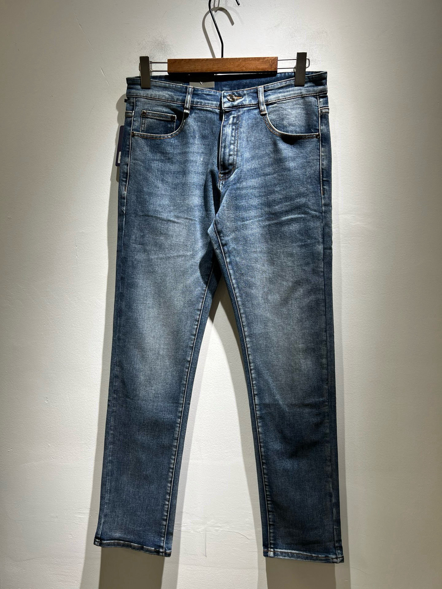 NO:685620,Arman 2025 new autumn and winter men's small straight jeans, order from trading company!  Synchronized with the official website. The classic works go well with clothes. It tastes good no matter how you wear it. The original imported retro denim fabric has a soft feel and is truly low-key and luxurious. It is very suitable for autumn and winter. The standard straight slim fit is more comfortable and unrestrained to wear. The accessories are particularly exquisite. Exquisite original logo waist plate design!  The inner lining and wiring are very solid. The key point is that it is very cost-effective and the quality is very good. It is worth buying!  Size 29-40,,armani,jeans,19860909Arman阿*尼2025秋冬新款男士小直筒牛仔裤,贸易公司订单！官网同步 经典之作很好搭配衣服哦 怎么穿都很有味道 原版进口复古牛仔布面料 柔软手感 真正的低调奢华 很是适合秋冬季节穿着 标准直筒修身版型 穿起来更加舒服 无拘无束 辅料上面特别的讲究 精致原版标志logo腰牌设计！内衬走线都非常的扎实 重点就是 性价比非常高 质量非常好 值得购入！尺码29-40,,armani,jeans,,Men's clothing