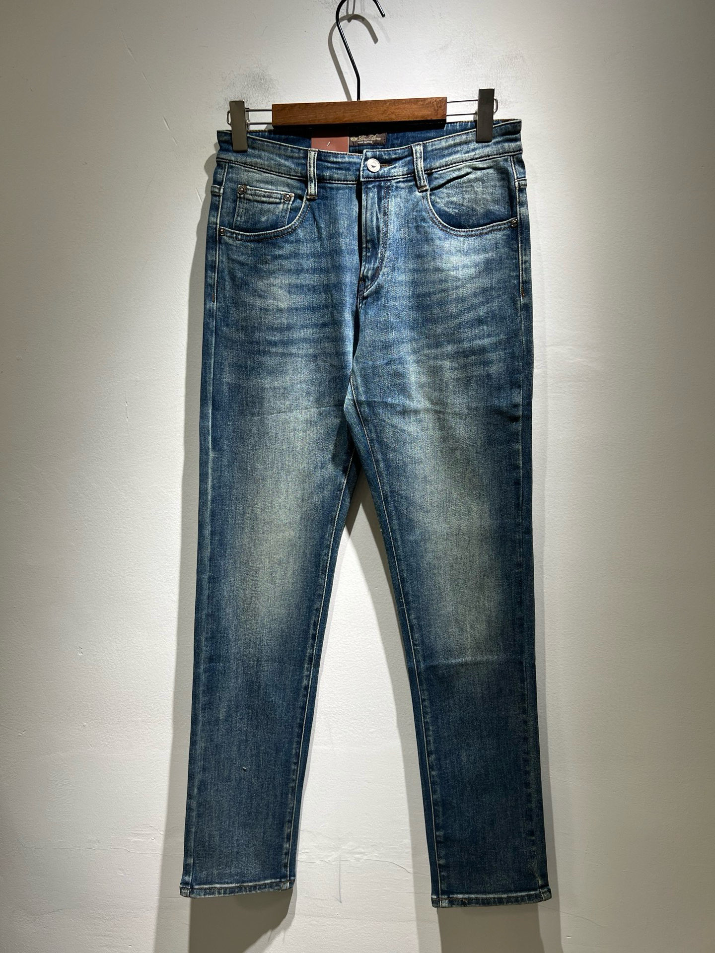 NO:685629,Loro Piana's 2025 autumn and winter new men's fashion high-end casual pants, Hong Kong channel goods, original Japanese factory, pure blood quality, perfect continuation of the essence and genes of the LP family, from the main fabric to the detailed craftsmanship, all demonstrate the ingenuity of quality, use multiple brand elements to interpret, select precious cowhide material to construct the logo waist brand leather design!  A soulful expression of identity!  We provide customers with high-grade imported pure cotton fabrics, very high-end and fashionable detailed craftsmanship, and the red ear cloth is made by a specific antique loom. This element represents the identity and rank of the jeans, which is worth savoring!  It is invincible in terms of matching, interpreting the versatility in place, paying attention to the details, all the accessories are supplied by foreign merchants, the tailoring is fit and slim, and the upper body butt lifting effect is excellent. It is a styling item that can only be found but not sought after!  Size 29-40,,loro piana,loro piana,jeans,cowhide,19860909Loro Piana诺悠翩雅 2025秋冬新品男士时装款高端休闲裤,香港洋行渠道货,日本原厂出品,纯血统品质,完美延续了LP家的精髓与基因,从主体面料到细节工艺,无不彰显出品质的匠心所在,运用多个品牌元素标识来诠释,选取矜贵的牛皮材质构建logo腰牌皮革设计！属于灵魂式的身份彰显！客供高级进口的纯棉面料,非常高级且时髦的细节工艺,赤耳布是由特定古董织布机完成,此元素代表着牛仔裤的身份及段位,非常值得细品悦人！在搭配上所向无敌,把百搭阐释到位,细节匠心考究,辅料皆为外商客供,剪裁合体修身,上身提臀效果绝佳,可遇而不可求的造型单品！尺码29-40,,loro piana,loro piana,jeans,cowhide,,Men's clothing