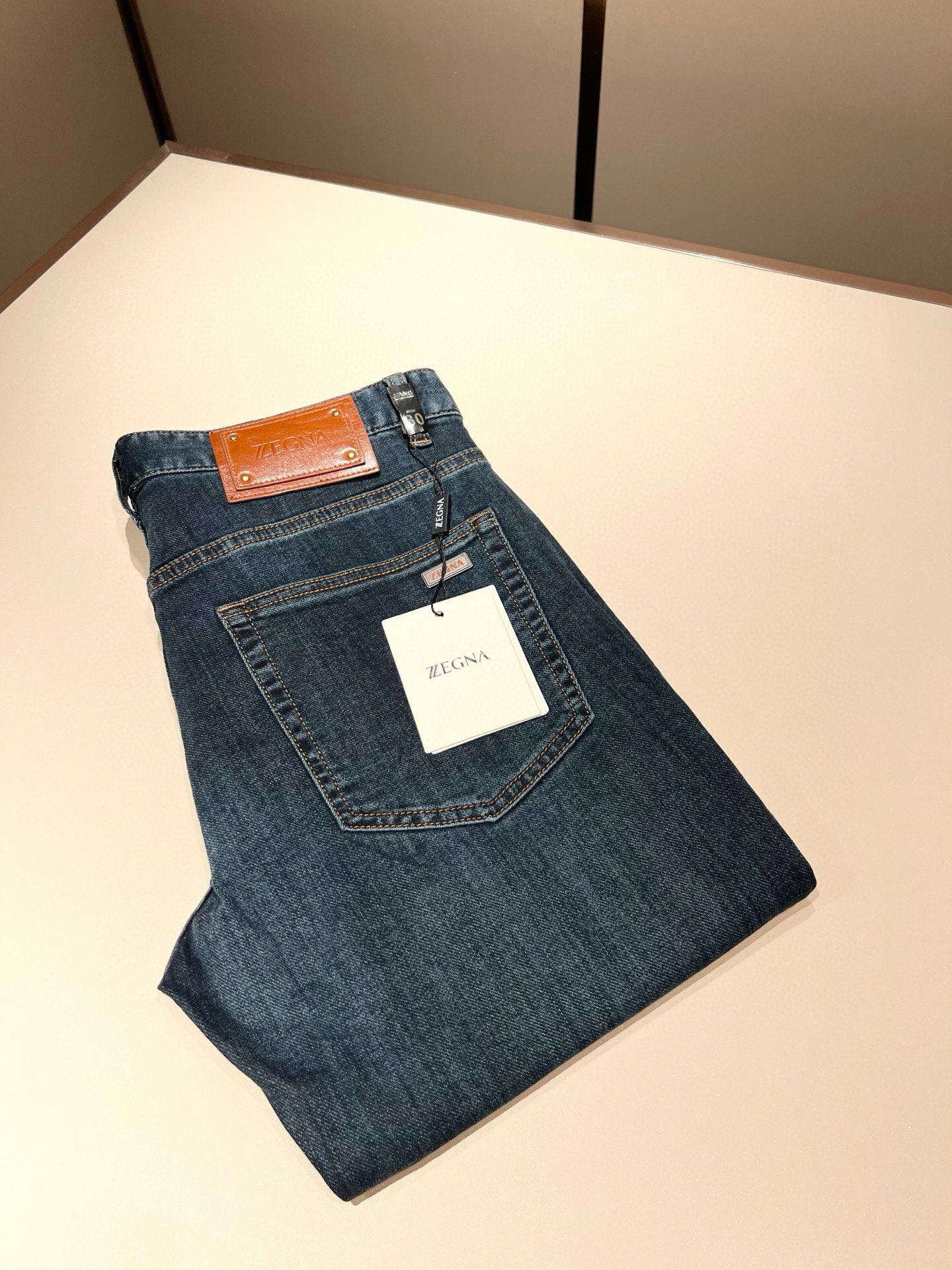NO:685582,Zegna's 2025 new autumn and winter men's casual jeans, the final channel product has appeared!  !  Simultaneous sales at the counter!  It is no exaggeration to say that these trousers are products from the original OEM channel, not bragging about the original OEM. They are completely products from the domestic garment OEM officially authorized by Ermenegildo Zegna!  Therefore, the quantity and size ratio are extremely scarce, so you will earn money if you grab it!  The best pantsuits ever officially unveiled!  !  !  !  !  !  Zegna products have always been one of the must-have accessories for successful business people!  The brand's high-end style and powerful aura are not easily surpassed by everyone. No matter which season the style is, it is the standard of tempera19860909Zegna 杰尼亚 2025秋冬新款男士休闲牛仔裤,压轴的渠道货出现了！！柜台同步销售！ 毫不夸张的说,此款裤装是原厂代工渠道的货,并不是吹牛的原厂代工,完全是由杰尼亚官方授权的国内成衣代工厂出来的产品！所以数量跟尺码配比都极度紧缺,抢到就是赚到！最好的裤装正式揭幕！！！！！！Zegna的东西,从来都是成功商务人士的专属必备行头之一！品牌高级的格调以及自带强大的气场并不是所有人都能轻易凌驾的.无论哪季的款式都是都是气质标配！但是面料版型又介乎于商务休闲跟日常穿着之间,腰身设计logo腰牌修饰！能将一款裤装设计到如此贴合大众穿着,也就只有专注于男装商务休闲的杰尼亚了！不论您是休闲场合穿搭,或者商务场合此款都能搭配的恰到好处要穿,就必须穿好的,能穿出属于自己品味的！给自己无限加分的裤子！尺码29-40,,zegna,jeans,,Men's clothing