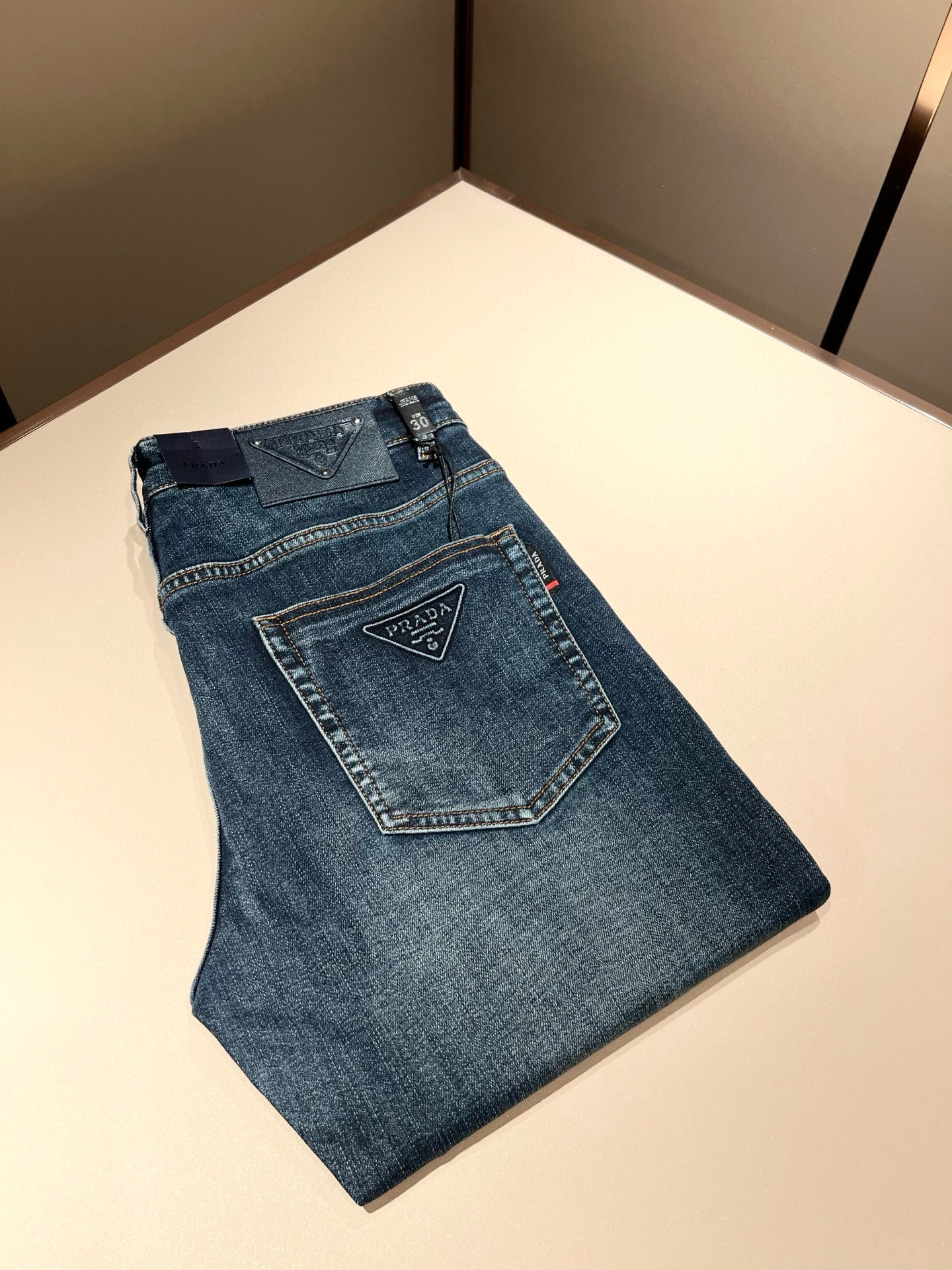 NO:685587,PRA*DA Prada 2025 autumn and winter new products are on sale!  High-end denim is versatile and pragmatic without being sensational!  Limited edition for Hong Kong, Macao and Taiwan!  !  Three-dimensional cutting pure cotton material!  Undertaken by a Taiwanese foreign trade company, the exquisite and delicate materials seem to be Prada’s patented high-quality customized original hardware logo design!  Not only the materials, colors and styles are carefully crafted, but the life philosophy behind the design coincides with the dual mentality of modern people pursuing practicality and fashionable beauty. Achieving a perfect balance between function and aesthetics is not only a display of fashion trends, but also the ultimate in modern aesthetics.19860909PRA*DA 普拉达 2025秋冬新品发售！牛仔高级百搭实用主义不哗众取宠！港澳台地区限定款！！立体裁剪纯棉材质！台湾外贸公司承接、材质精致细腻似乎是普拉达专利品质上乘 定制原版五金logo设计！不仅在材料、颜色与款式工夫,设计背后的生活哲学正巧契合现代人追求切身实用与流行美观的双重心态,在机能与美学之间取得完美平衡,不但是时尚潮流的展现,更是现代美学的极致.P的视野并没有局限时尚品牌核心价值中不可或缺的组成部分、的另一种选择替代风格成熟、尺码29-40,,prada,prada,,Men's clothing