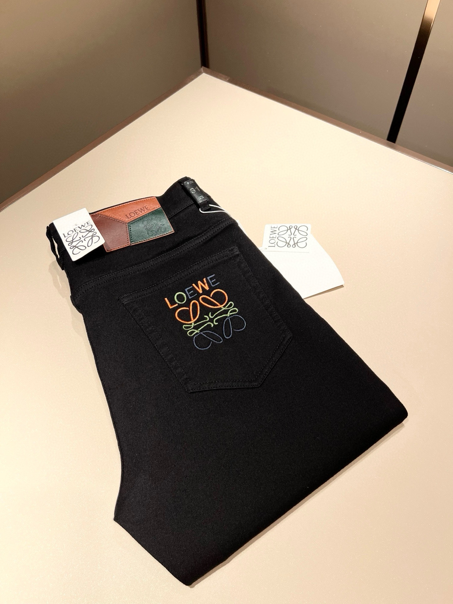 NO:685590,LO*WE/Luo*wei 2025 new autumn and winter men's fashion high-end casual pants, Hong Kong foreign company channel goods, produced by Japanese original factory, pure blood quality, perfect continuation of the essence and genes of the LOE* family, from the main fabric to the detailed craftsmanship, all demonstrate the ingenuity of quality, use multiple brand elements to interpret, select precious cowhide material to construct the logo waist brand leather design!  A soulful expression of identity!  We provide customers with high-grade imported pure cotton fabrics, very high-end and fashionable detailed craftsmanship, and the red ear cloth is made by a specific antique loom. This element represents the identity and rank of the jeans, which is worth savoring!  It is invincible in terms of matching, interpreting the versatility in place, paying attention to the details, all the accessories are supplied by foreign merchants, the tailoring is fit and slim, and the upper body butt lifting effect is excellent. It is a styling item that can only be found but not sought after!  Size 30 -40,,loewe,jeans,cowhide,19860909LO*WE/罗*威2025秋冬新品男士时装款高端休闲裤,香港洋行渠道货,日本原厂出品,纯血统品质,完美延续了LOE*家的精髓与基因,从主体面料到细节工艺,无不彰显出品质的匠心所在,运用多个品牌元素标识来诠释,选取矜贵的牛皮材质构建logo腰牌皮革设计！属于灵魂式的身份彰显！客供高级进口的纯棉面料,非常高级且时髦的细节工艺,赤耳布是由特定古董织布机完成,此元素代表着牛仔裤的身份及段位,非常值得细品悦人！在搭配上所向无敌,把百搭阐释到位,细节匠心考究,辅料皆为外商客供,剪裁合体修身,上身提臀效果绝佳,可遇而不可求的造型单品！尺码30 -40,,loewe,jeans,cowhide,,Men's clothing