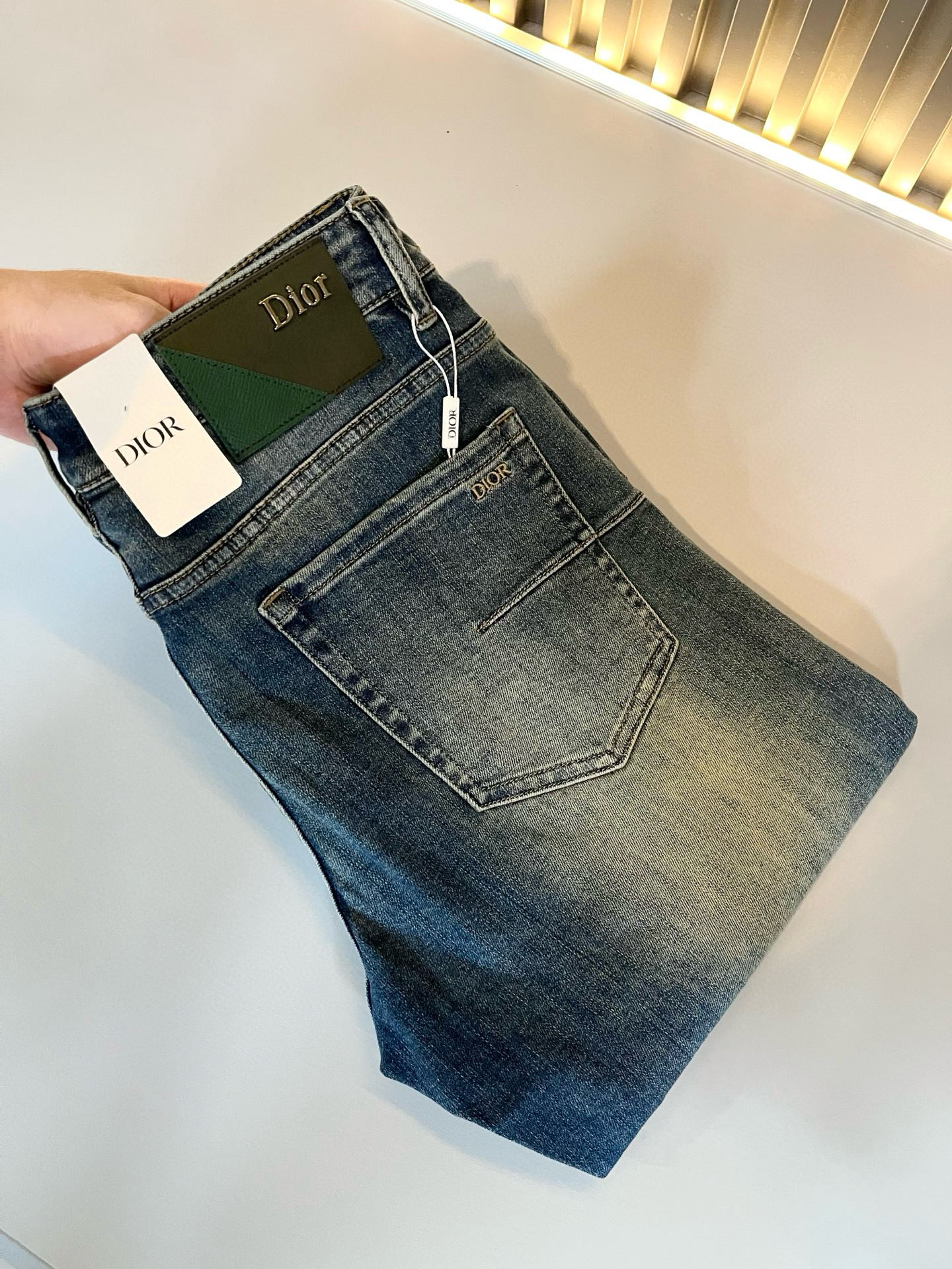 NO:685514,Dio*r Dijia 2025 autumn and winter men's washed small straight jeans!  The trading company sells great products, looks great, is the all-match trousers king in the fashion world, has high-frequency dressing demonstrations in European and American street photography, and has a leather waistband logo design!  And it is a must-have item for luxury brands every season!  Very pure and minimalist design tone!  Adhering to the consistent fashion proposition of the D family, it is quite eye-catching. It not only demonstrates the ingenuity and craftsmanship, but also effectively flaunts the brand identity!  Custom-made denim fabrics are supplied from Italy. The texture is unparalleled and full of charm. The silhouette is perfectly tailored and has excellent butt-lifting and slimming effect. It can be matched with any top in the wardrobe. It has wide compatibility, is both casual and casual, and has a full upper body shape. It is an invincible fashionable and versatile item!  Size 29 -40,,dior,dior,dior,jeans,19860909Dio*r 迪家 2025秋冬男士水洗小直筒牛仔裤！贸易公司渠道牛货,品相超赞,时尚圈万能的百搭裤王,欧美街拍中高频穿搭示范,皮革腰牌logo设计！且是奢侈品牌每季必出的单品！非常纯粹极简的设计基调！秉承了D家一贯的时尚主张,颇具看点,即彰显了匠心工艺又有力的标榜了品牌身份！客供意大利定制丹宁面料,质感无敌赞,颇具韵味,版型剪裁完美,提臀修身显瘦效果极佳,可横扫衣橱任何的上装搭配,兼容性广泛,休闲兼备,上身型款十足,无敌的时髦百搭神品！尺码29 -40,,dior,dior,dior,jeans,,Men's clothing