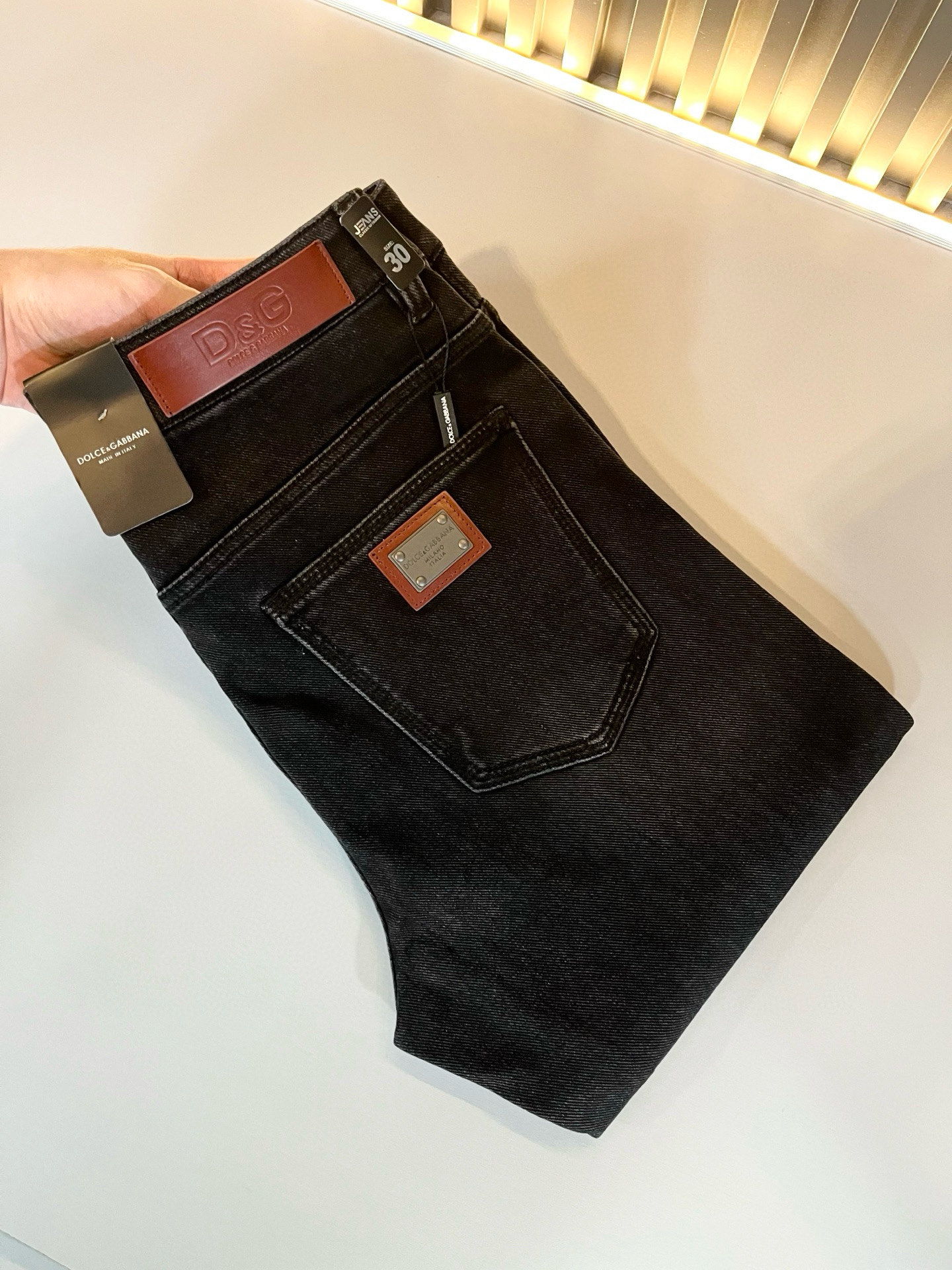 NO:685520,Dolce & Dolce&GABB*NA 2025 new autumn and winter jeans, washed naturally, not easy to deform and fade, three-dimensional tailoring, perfect shaping fabric, comfortable, soft and casual to match, comfort represents its interpretation of fashion and leisure, DG's consistent style, details reflect the brand's pursuit of quality, a bit of a hedonist, pays great attention to details, likes everything that is not formulaic, pursues freedom Dolce & Gabbana (DOLCE&GABB*NA)  His style is very unique. At the beginning of his business, he insisted on making his own plates and designing logos and waistband designs!  It was quite unique for the fashion world that was very particular about ostentation at that time. Sizes 29-40, Dolce&Gabbana, Dolce&Gabbana, jeans,19860909Dolce & 杜嘉*纳 2025秋冬新品牛仔裤,水洗处理自然不易变形脱色、立体剪裁完美塑形面料质舒适柔软随意搭配、舒适代表它对时尚休闲的诠释是DG一贯作风细节处体现这个品牌对品质的追求,带点享乐主义者的味道,非常注重细节,喜欢一切非公式化的东西,追求自由杜嘉班纳 (DOLCE&GABB*NA) 的作风非常独特,创业之初坚持自己制版、设计标识logo腰牌设计！对于当时讲究排场的时装界,是相当独树一格的.尺码29-40,,Dolce&Gabbana,Dolce&Gabbana,jeans,,Men's clothing