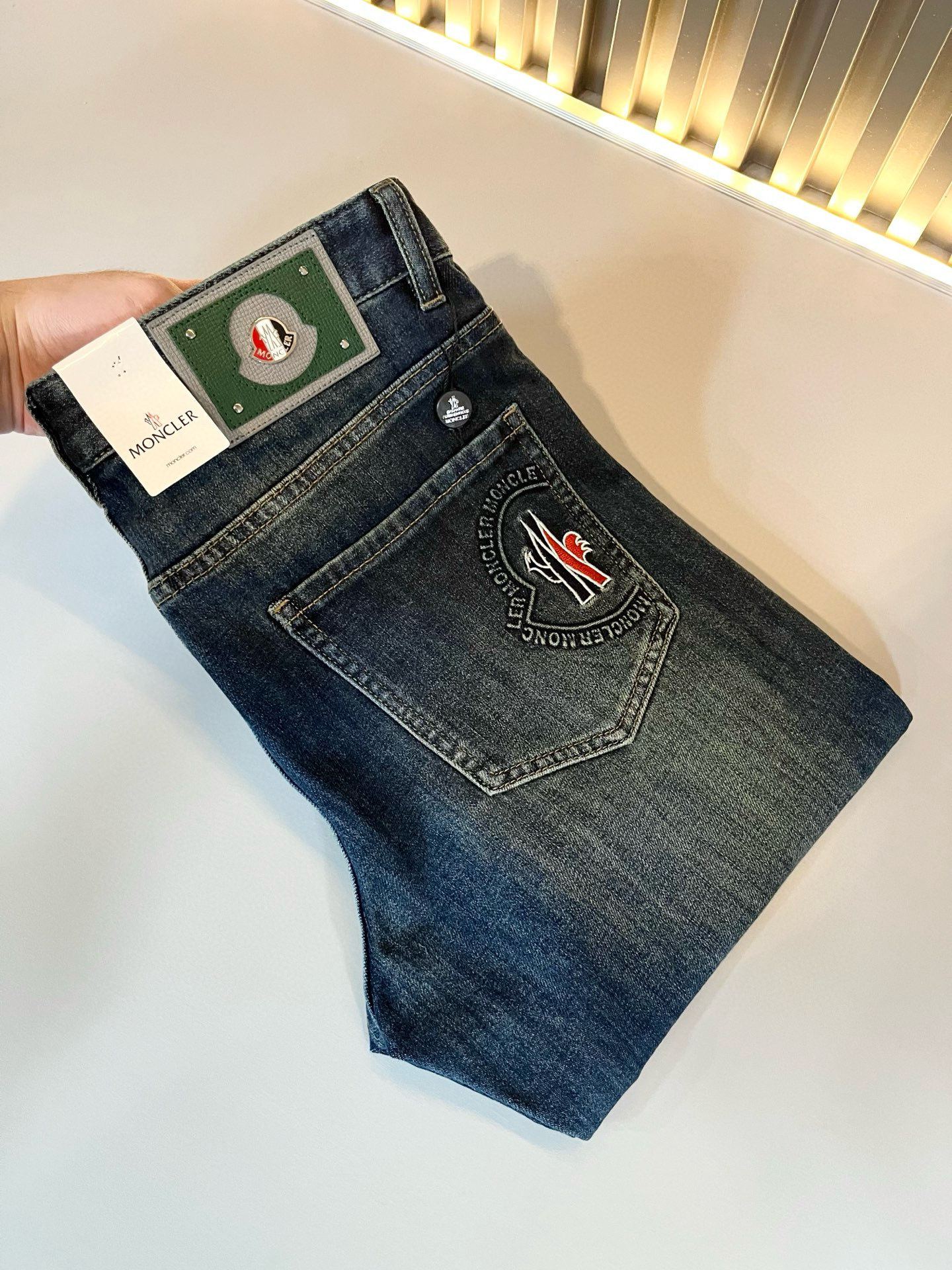 NO:685527,MONC's 2025 autumn and winter new jeans are rarely available through trading company channels and will be sold simultaneously on the official website!  M rare channel orders for high-end products, quality control, close your eyes and take it away without regrets!  Customized original logo badge design!  These denim trousers are made of pure cotton imported from customers!  The top-grade denim fabrics are carefully crafted, and the combination of ingredients is very basic but super perfect. The twill texture on the surface is clear and natural, and the hand feels solid and tough. You will definitely be convinced when you get it, and it can withstand random counter inspections!  The pattern is also very good. It is a super slim pattern. If you come across it, just pick it up quickly. It will save you a lot of effort in matching!  Size 29-40,,jeans,19860909MONC蒙*口2025秋冬新款牛仔裤,贸易公司渠道稀出,同步官网发售！M稀缺渠道订单臻品,品质控闭眼收走的不后悔款！定制原版logo徽章设计！本款牛仔长裤选用客供进口纯棉面料！顶级牛仔面料精心制作,成份组合很基础却又是超完美,表面斜纹肌里感清晰自然,手感瓷实有韧性,实物到手绝对让你为之诚服,经得起随意柜台支验！版型方面也非常出色,属于超显瘦的版型,能碰到的就赶紧收下,会让你在搭配方面省下不少力！尺码29-40,,jeans,,Men's clothing