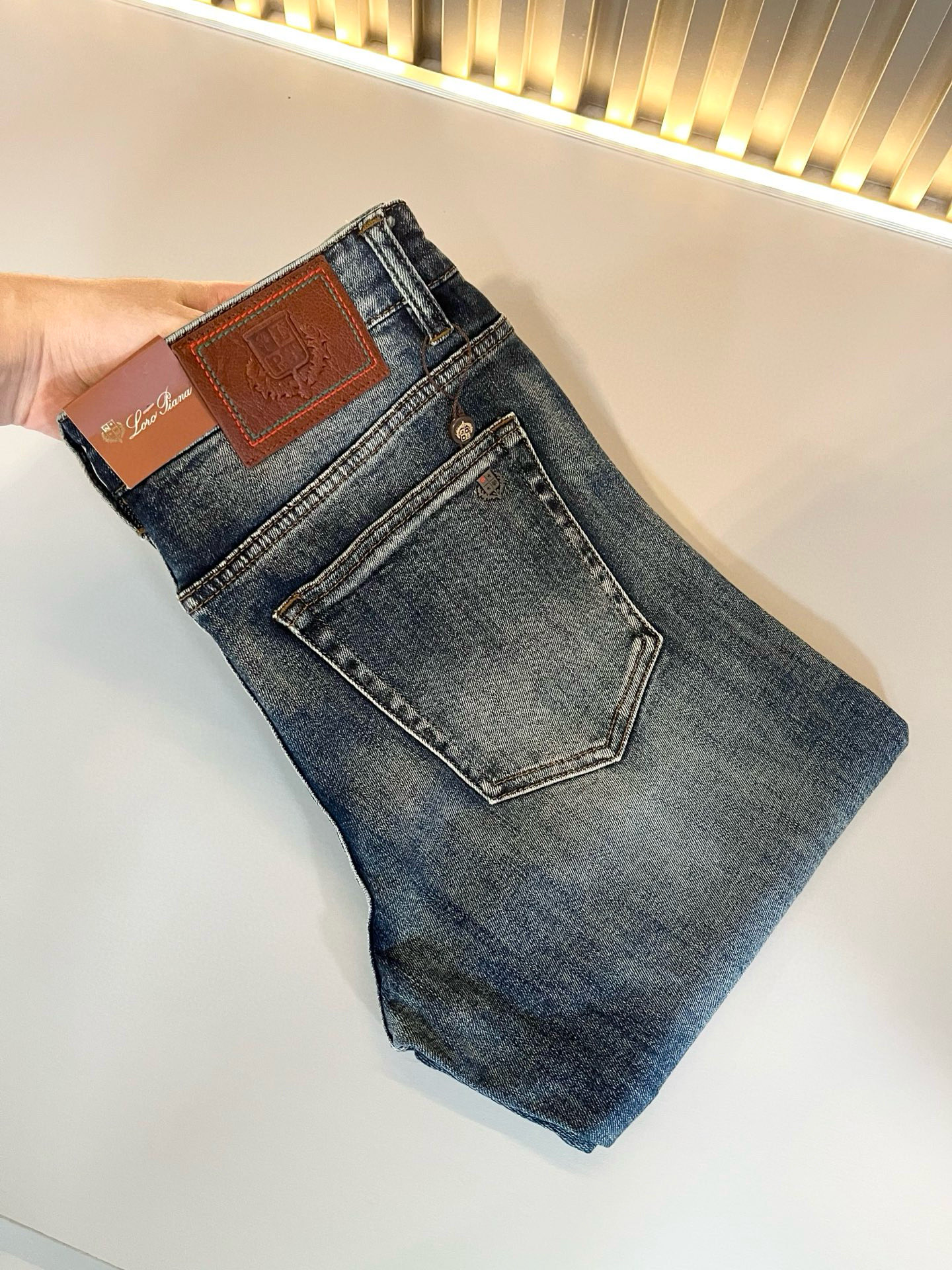 NO:685530,Loro Piana's 2025 autumn and winter new men's fashion high-end casual pants, Hong Kong channel goods, original Japanese factory, pure blood quality, perfect continuation of the essence and genes of the LP family, from the main fabric to the detailed craftsmanship, all demonstrate the ingenuity of quality, use multiple brand elements to interpret, select precious cowhide material to construct the logo waist brand leather design!  A soulful expression of identity!  We provide customers with high-grade imported pure cotton fabrics, very high-end and fashionable detailed craftsmanship, and the red ear cloth is made by a specific antique loom. This element represents the identity and rank of the jeans, which is worth savoring!  It is invincible in terms of matching, interpreting the versatility in place, paying attention to the details, all the accessories are supplied by foreign merchants, the tailoring is fit and slim, and the upper body butt lifting effect is excellent. It is a styling item that can only be found but not sought after!  Size 29-40,,loro piana,loro piana,jeans,cowhide,19860909Loro Piana诺悠翩雅 2025秋冬新品男士时装款高端休闲裤,香港洋行渠道货,日本原厂出品,纯血统品质,完美延续了LP家的精髓与基因,从主体面料到细节工艺,无不彰显出品质的匠心所在,运用多个品牌元素标识来诠释,选取矜贵的牛皮材质构建logo腰牌皮革设计！属于灵魂式的身份彰显！客供高级进口的纯棉面料,非常高级且时髦的细节工艺,赤耳布是由特定古董织布机完成,此元素代表着牛仔裤的身份及段位,非常值得细品悦人！在搭配上所向无敌,把百搭阐释到位,细节匠心考究,辅料皆为外商客供,剪裁合体修身,上身提臀效果绝佳,可遇而不可求的造型单品！尺码29-40,,loro piana,loro piana,jeans,cowhide,,Men's clothing