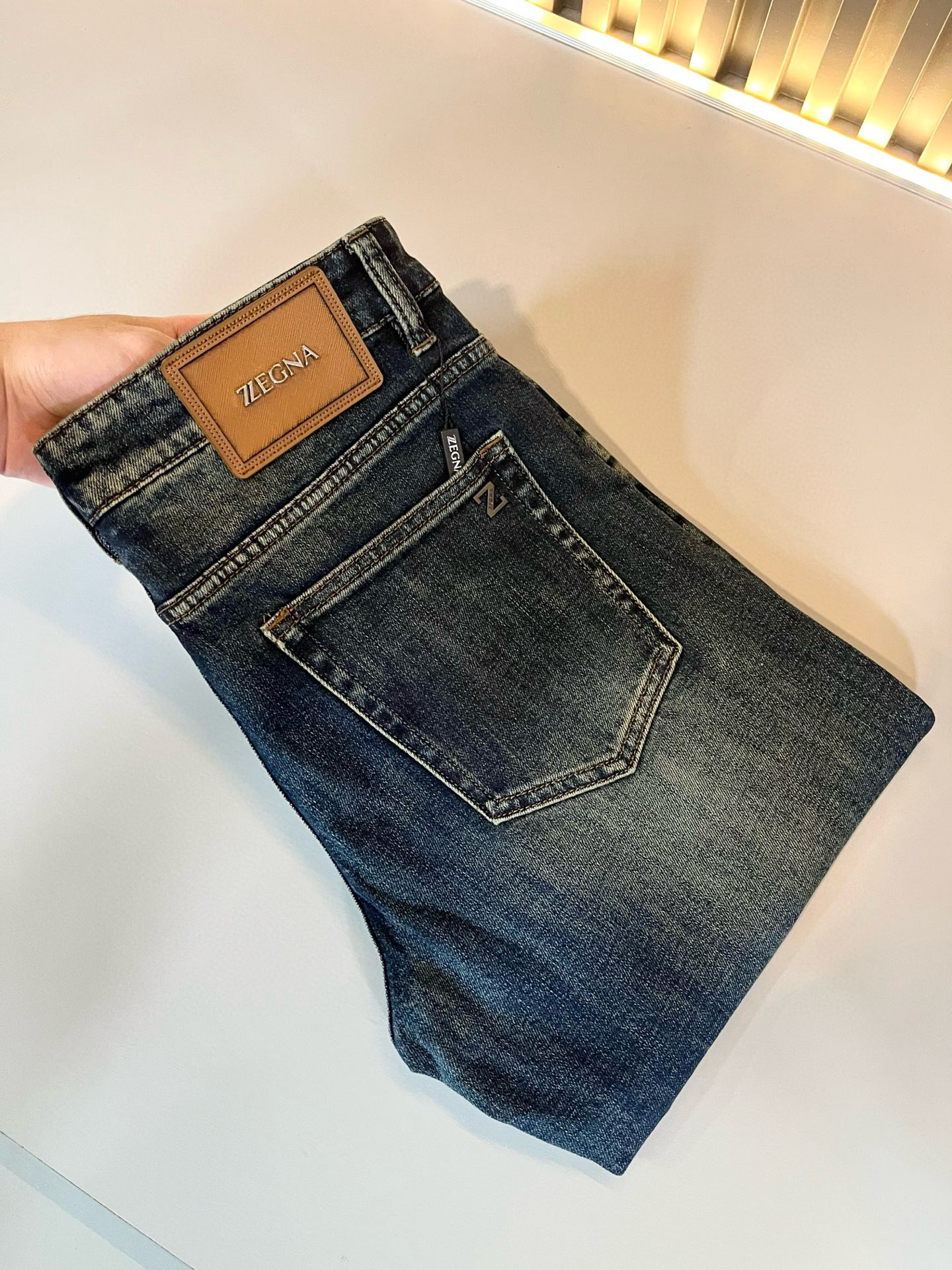 NO:685534,Zegna's 2025 new autumn and winter men's casual jeans, the final channel product has appeared!  !  Simultaneous sales at the counter!  It is no exaggeration to say that these trousers are products from the original OEM channel, not bragging about the original OEM. They are completely products from the domestic garment OEM officially authorized by Ermenegildo Zegna!  Therefore, the quantity and size ratio are extremely scarce, so you will earn money if you grab it!  The best pantsuits ever officially unveiled!  !  !  !  !  !  Zegna products have always been one of the must-have accessories for successful business people!  The brand's high-end style and powerful aura are not easily surpassed by everyone. No matter which season the style is, it is the standard of temperament!  However, the fabric pattern is between business casual and daily wear, and the waist is decorated with a logo waistband!  Only Ermenegildo Zegna, which specializes in men's business and casual wear, can design a pair of trousers that is so suitable for the general public!  Whether you are wearing it for casual occasions or business occasions, this style can be matched just right. If you want to wear it, you must wear it well and be able to wear it with your own taste!  Pants that give yourself unlimited bonus points!  Size 29-40,,zegna,jeans,19860909Zegna 杰尼亚 2025秋冬新款男士休闲牛仔裤,压轴的渠道货出现了！！柜台同步销售！ 毫不夸张的说,此款裤装是原厂代工渠道的货,并不是吹牛的原厂代工,完全是由杰尼亚官方授权的国内成衣代工厂出来的产品！所以数量跟尺码配比都极度紧缺,抢到就是赚到！最好的裤装正式揭幕！！！！！！Zegna的东西,从来都是成功商务人士的专属必备行头之一！品牌高级的格调以及自带强大的气场并不是所有人都能轻易凌驾的.无论哪季的款式都是都是气质标配！但是面料版型又介乎于商务休闲跟日常穿着之间,腰身设计logo腰牌修饰！能将一款裤装设计到如此贴合大众穿着,也就只有专注于男装商务休闲的杰尼亚了！不论您是休闲场合穿搭,或者商务场合此款都能搭配的恰到好处要穿,就必须穿好的,能穿出属于自己品味的！给自己无限加分的裤子！尺码29-40,,zegna,jeans,,Men's clothing