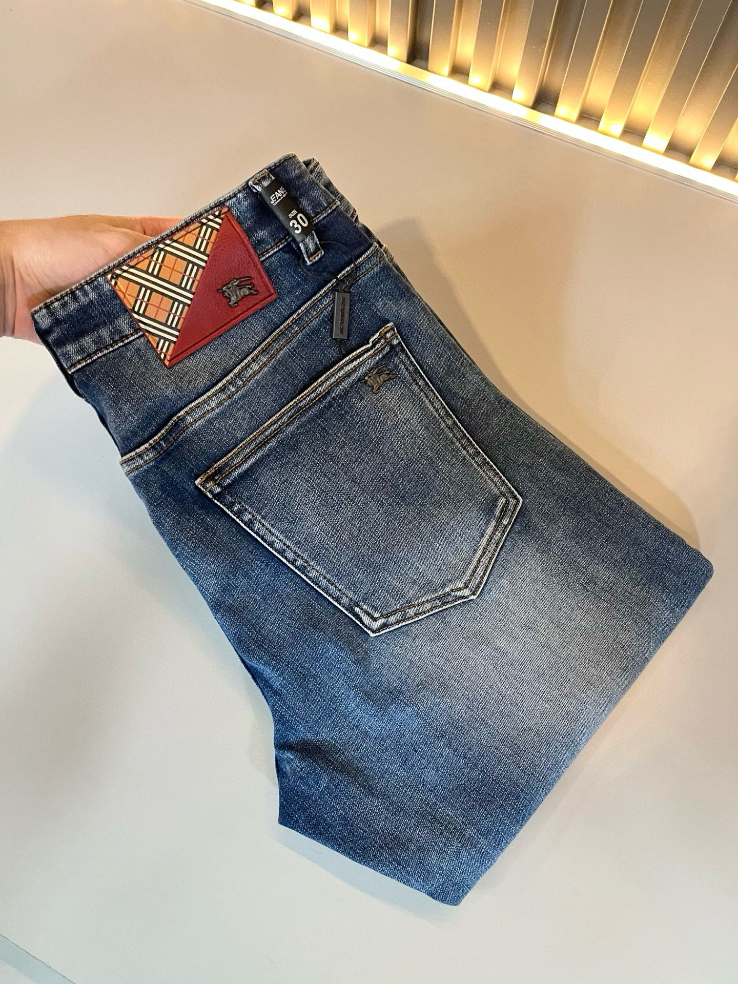 NO:685543,BURBER*Y 2025 autumn and winter new men's high-end casual and versatile jeans!  For BUR fans, such an elegant classic design is enough to attract attention at a glance. It is the most handsome series among all BUR jeans this year. I only need to take a look to know that this will definitely be a sensational hit and popular all over the Internet. It is made of classic slim-fitting three-dimensional tailoring and is equipped with the latest logo pattern waistband design!  A very representative waist brand modification!  It simply and easily demonstrates the charm of the brand, and naturally presents specifications, grades, fashion and trendy effects. It has perfect matching performance and can easily wear with a sense of luxury and high-end effects!  Made of top quality imported Japanese washed denim cotton, it is very comfortable, breathable and has a natural drape, making it suitable for all year round wear!  !  This style of jeans is made with a three-dimensional cut and a small straight fit. Its single-matching magic and practical wearability are understandable. Whether you are wearing it for daily wear or appearing on the high street, it is the best choice. It is super charming!  It also demonstrates the authentic original flavor of BUR, and also perfectly demonstrates its specifications and rank!  Obviously, this is a great product that you must buy. Whether you are a fan of BUR or not, you must buy this product. It is a highly recommended product!  Size 29-40,,burberry,jeans,19860909BURBER*Y巴*莉 2025秋冬新品男士高端休闲百搭牛仔裤！对于BUR粉丝来说,这样大气的经典设计足矣一眼种草,是今年BUR所有牛仔裤当中最帅的一个系列,我只需要看一眼就知道,这绝对会是一个引起轰动的爆款,而且全网风靡,经典的修身立体剪裁版型打造,配置了最新的logo图案腰牌工艺设计！极具代表性腰牌修饰！简单轻松的彰显出品牌魅力所在,自然而然的呈现规格,档次,时髦以及新潮效果,搭配性能满分,轻松穿出高级感与高端效果！顶级的进口日本洗水牛仔棉质打造,并舒适透气感满分,且垂感自然,适合一年四季的穿搭所需！！此款牛仔裤采用了立体裁剪小直筒版型打造,其单配魔力与实穿性是无可厚非的,不管你是日常穿搭还是高街出镜都是不二之选,超具魅力！更是彰显了地地道道的的BUR原味,同时也是完美的展现了其规格和段位所在！很显然,这是一款绝对要收的重磅好货,不管你是不是BUR的粉丝,此款你都必须要收,极力推荐的好货！尺码29-40,,burberry,jeans,,Men's clothing