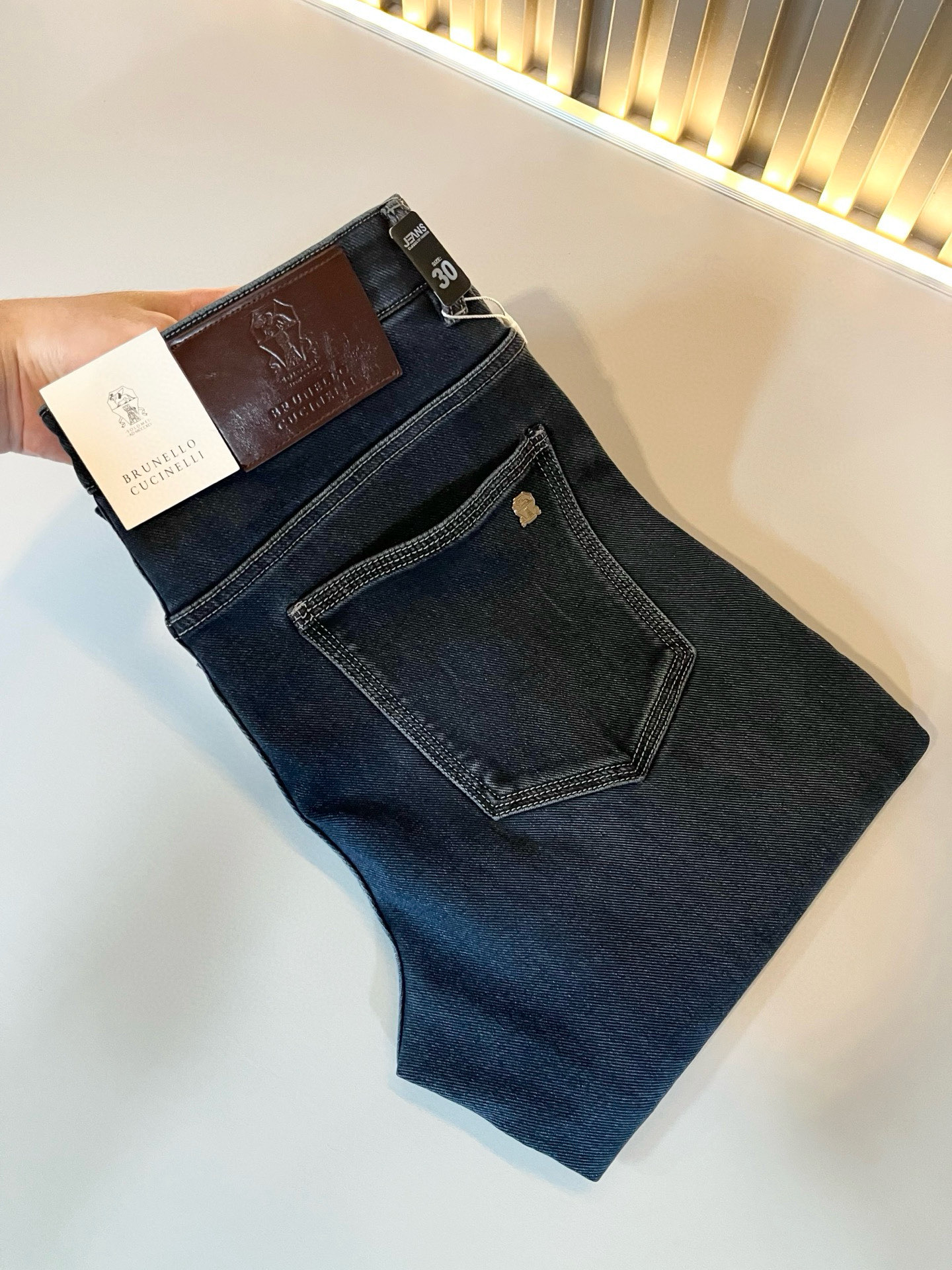 NO:685507,BC-Brunello Cucineli 2025 autumn and winter new men's fashion high-end casual jeans, Hong Kong channel goods, original Japanese factory production, pure blood quality, perfect continuation of the essence and genes of the LOE* family, from the main fabric to the detailed craftsmanship, all demonstrate the ingenuity of quality, use multiple brand elements to interpret, select precious cowhide material to build the logo waist brand design!  A soulful expression of identity!  We provide customers with high-grade imported pure cotton fabrics, very high-end and fashionable detailed craftsmanship, and the red ear cloth is made by a specific antique loom. This element represents the identity and rank of the jeans, which is worth savoring!  It is invincible in terms of matching, interpreting the versatility in place, paying attention to the details, all the accessories are supplied by foreign merchants, the tailoring is fit and slim, and the upper body butt lifting effect is excellent. It is a styling item that can only be found but not sought after!  Size 29-40,,brunello cucinelli,loewe,jeans,cowhide,19860909BC-Brunello Cucineli 2025秋冬新品男士时装款高端休闲牛仔裤,香港洋行渠道货,日本原厂出品,纯血统品质,完美延续了LOE*家的精髓与基因,从主体面料到细节工艺,无不彰显出品质的匠心所在,运用多个品牌元素标识来诠释,选取矜贵的牛皮材质构建logo腰牌设计！属于灵魂式的身份彰显！客供高级进口的纯棉面料,非常高级且时髦的细节工艺,赤耳布是由特定古董织布机完成,此元素代表着牛仔裤的身份及段位,非常值得细品悦人！在搭配上所向无敌,把百搭阐释到位,细节匠心考究,辅料皆为外商客供,剪裁合体修身,上身提臀效果绝佳,可遇而不可求的造型单品！尺码29-40,,brunello cucinelli,loewe,jeans,cowhide,,Men's clothing