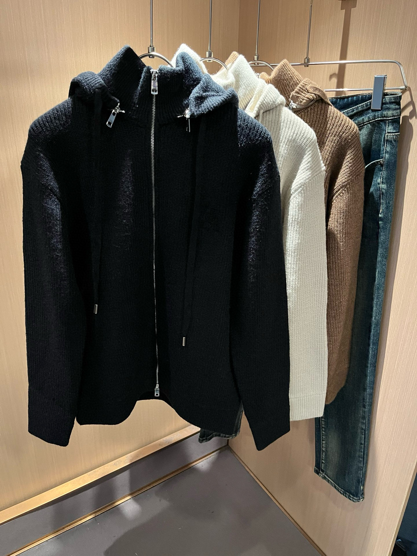 NO:685510,Loro Piana's removable hat!  The latest trade order knitted woolen sweaters for men in autumn and winter 2025, all in good condition!  !  The upper body is comfortable and breathable, not stiff, and the overall body has a rich three-dimensional sense. Quality export order, logo embroidery design on the chest!  The tailoring of the exclusive knitted wool fabric meets the simple needs of commuters. The upper body effect is very good, slimming, and not picky about the figure. The workmanship of the fabric... is impeccable. Only good craftsmanship and good fabrics can make you wear a good taste. It is a must-have item for everyone!  Size M-3XL,,loro piana,hats,19860909Loro Piana诺悠翩雅 帽子可拆卸！2025秋冬男士最新的贸易订单针织羊毛衫,全品相！！上身舒适透气,不僵硬,整体有着丰富的立体感,品质出口订单,胸前logo图案刺绣设计！定制专属针织羊毛面料剪裁,满足通勤人们对于着装的简约需求,上身效果很好,显瘦,不挑剔身材.面料做工....无可挑剔,好工艺好面料才能穿出好品味一款,人手必备单品！尺码M-3XL,,loro piana,hats,,Men's clothing