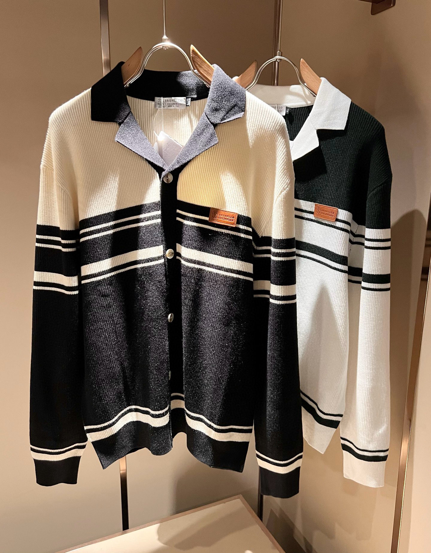 NO:685554,BC-Brunello Cucineli 2025 new autumn and winter knitted wool cardigan, the latest fashion trend effect, fashionable new charm, elements and modern trendy high street style are integrated into the 'Tianguan work', a single product with full appearance. Knitted wool fabric is supplied to customers!  Logo leather pattern design on the chest!  It feels smooth and delicate, and the breathability and comfort are impeccable. The simple and stylish design comes from the latest fashion methods, highlighting the avant-garde unique personality. A must-have item for fashionistas that expresses the meticulous fashion atmosphere of the new season. Same style for men and women. Sizes M-4XL, brunello cucinelli,19860909BC-Brunello Cucineli 2025秋冬新款针织羊毛开衫,最新时尚潮流效果,时尚新韵味,元素及现代潮流的高街风格融合一起的“天官之作”,颜值十足的单品.客供针织羊毛面料！胸前logo皮革图案设计！手感顺滑细腻,着身的透气舒适感无可挑剔.简约时尚的版型设计来源于潮流时尚的最新手法,彰显前卫独特个性.时尚达人的必备单品表达全新季度一丝不苟的时尚气息.男女同款.尺码M-4XL,,brunello cucinelli,,Men's clothing