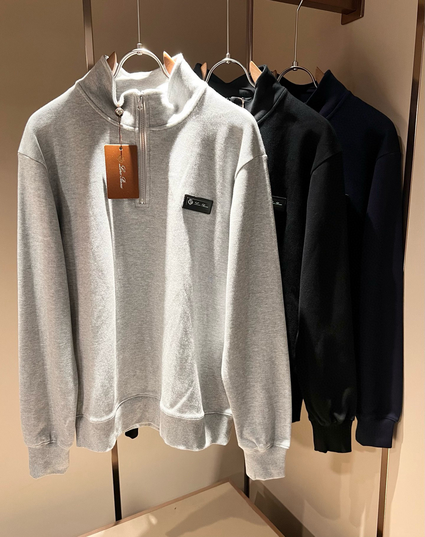 NO:685556,Loro Piana 2025 autumn and winter new men's sweatshirts, orders from foreign trade companies!  Chest logo pattern badge design!  Made of pique cotton material supplied by customers, one of the classic proprietary fabrics!  The texture is light, soft and delicate to the touch, but the shape is straight and stylish!  It adopts a multi-layer structure and is windproof. Details and luxury... perfectly interpret high-quality products. Sizes M-4XL, loro piana, hoodie, sweatshirts,19860909Loro Piana诺悠翩雅 2025秋冬新品男士卫衣,外贸公司订单！胸前logo图案徽章设计！客供珠地棉材质,经典的专有织物之一！ 质地轻盈、触感又柔软细腻、但型态又笔挺有型！ 采用多层结构、具备防风性能. 细节、奢华极致… 完美演绎高品质品相.尺码M-4XL,,loro piana,hoodie,sweatshirts,,Men's clothing