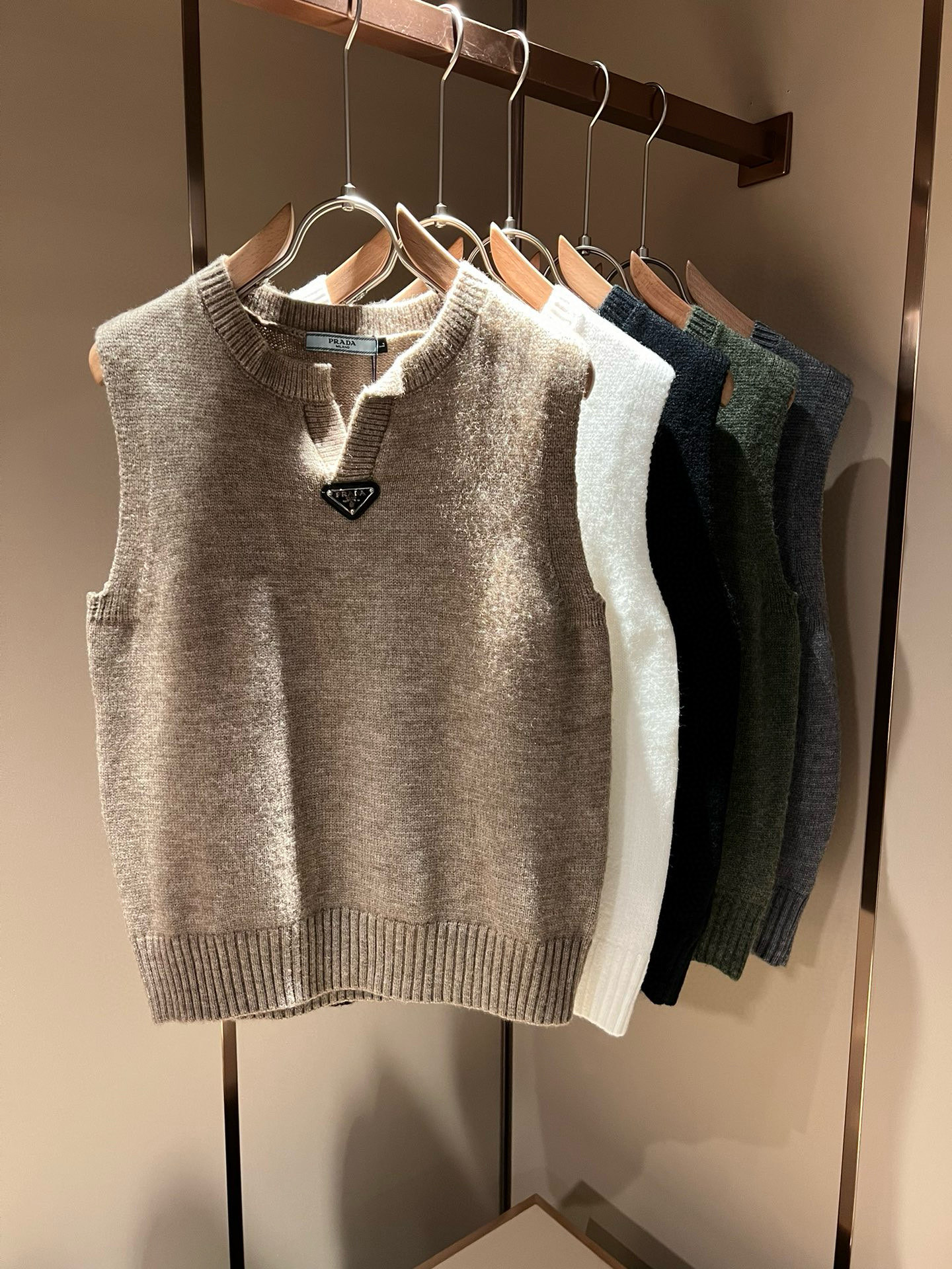 NO:685565,PRA**DA 2025 Autumn and Winter Uniform Knitted Wool Vest for Men and Women, the latest original quality vest. Perfect appearance, classic casual fashion, versatile black practical style, ordered by a high-end trading company, the craftsmanship and quality, and tailoring are top-notch. Such a fashionable item is indispensable for the wardrobe. The simple and elegant jacket can meet daily needs. The classic brand LOGO triangle logo of the accessories is clearly identifiable, and the pull hardware accessories correspond to the brand. A jacket suitable for autumn and winter.  The comfort level has also been improved a lot. It has a smooth and soft feel, and the upper body is light and handsome. It is not picky and easy to control. It is a jacket with a high popularity on the street. It is invincible and versatile, a must-have for transitional seasons. Sizes M-4XL, prada, jackets & coats,19860909PRA**DA普.*达 2025秋冬男女同款针织羊毛马甲,原单品质最新款马甲.完美品相,经典休闲时尚 百搭的黑色实穿款,高端贸易公司订单,工艺和品质,剪裁都一流棒,这样时尚的单品属于衣橱不可或缺的,简洁大气颜值高的外套,可以胜任日常所需,配饰经典品牌LOGO三角标辨识度鲜明,拉头五金配件与品牌对应 适合秋冬穿着的外套 舒适度也提升很多,光滑软软的手感,上身轻盈又帅气十足,不挑人,轻松驾驭.出街率极高一款外套 过渡季节的需求,无敌百搭,必入.尺码M-4XL,,prada,jackets & coats,,Men's clothing