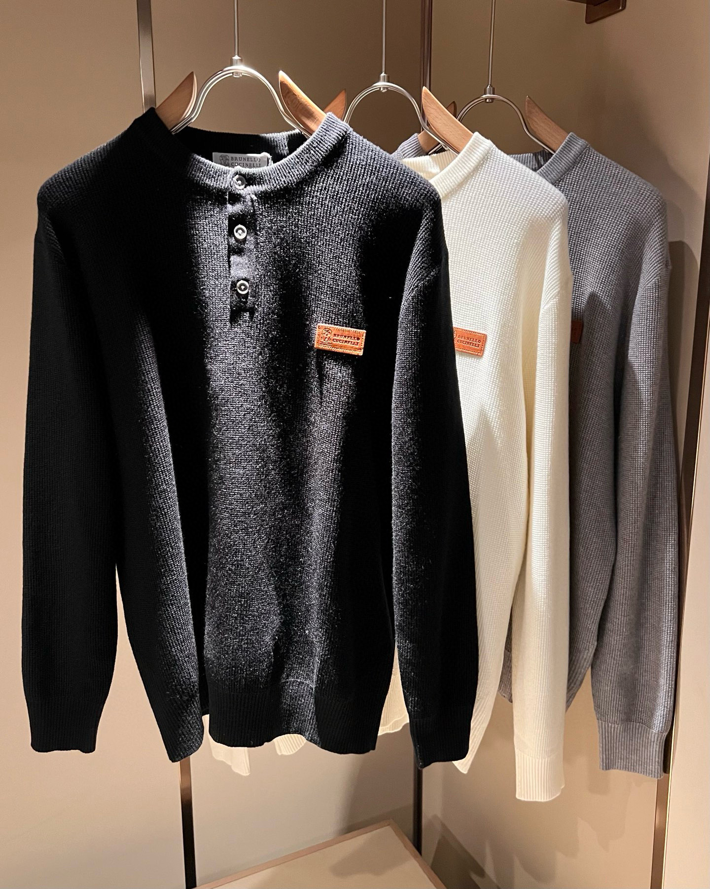 NO:685574,BC-Brunello Cucineli 2025 new autumn and winter knitted wool cardigan, the latest fashion trend effect, fashionable new charm, elements and modern trendy high street style are integrated into the 'Tianguan work', a single product with full appearance. Knitted wool fabric is supplied to customers!  Logo leather pattern design on the chest!  It feels smooth and delicate, and the breathability and comfort are impeccable. The simple and stylish design comes from the latest fashion methods, highlighting the avant-garde unique personality. A must-have item for fashionistas that expresses the meticulous fashion atmosphere of the new season. Same style for men and women. Sizes M-4XL, brunello cucinelli,19860909BC-Brunello Cucineli 2025秋冬新款针织羊毛开衫,最新时尚潮流效果,时尚新韵味,元素及现代潮流的高街风格融合一起的“天官之作”,颜值十足的单品.客供针织羊毛面料！胸前logo皮革图案设计！手感顺滑细腻,着身的透气舒适感无可挑剔.简约时尚的版型设计来源于潮流时尚的最新手法,彰显前卫独特个性.时尚达人的必备单品表达全新季度一丝不苟的时尚气息.男女同款.尺码M-4XL,,brunello cucinelli,,Men's clothing