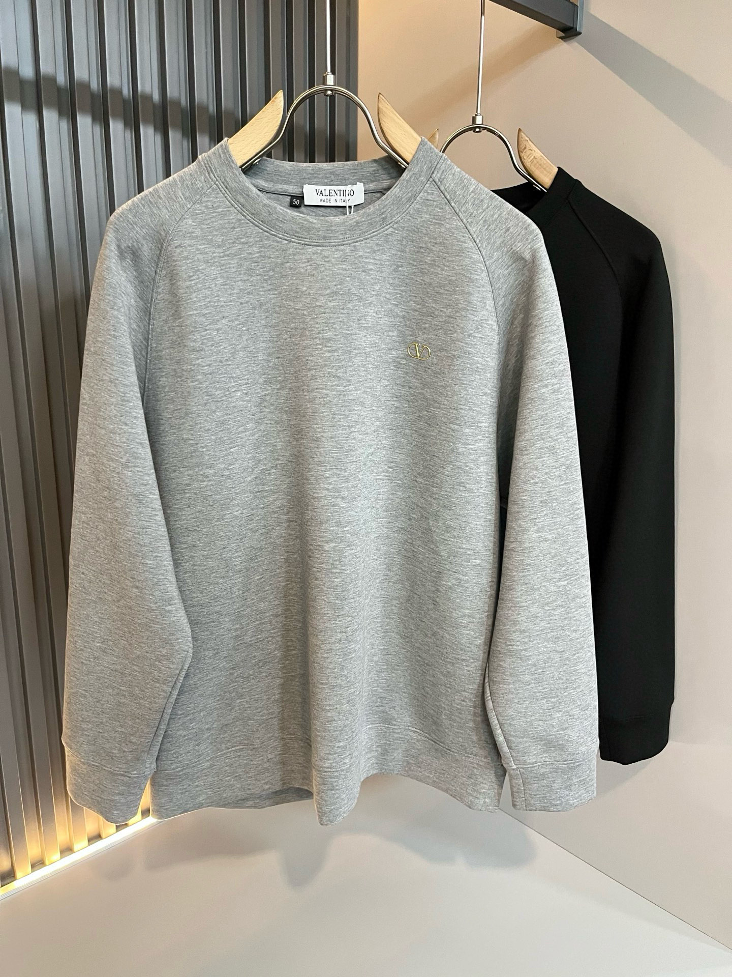 NO:691038,VALENTI*O ~ counter style, 2025 autumn and winter new men's and women's sweatshirts, with logo pattern laminated design on the chest!  Simple, fashionable and youthful, versatile style, the upper body feels very young and elegant!  It will never go out of style. It is available at all major counters at the same time. All foreign trade products are ordered by the trading company. The workmanship and details are in place and very particular. Fitted tailoring. The fabric is made of pure cotton!  The upper body is comfortable and breathable, and the overall body has a good sense of stiffness. It is a basic daily wear. Whether worn alone or layered, it is simple and outstanding. Casual men and women should not miss it. Sizes M-3XL, valentino, valentino, hoodie, sweatshirts,19860909VALENTI*O华伦*奴～柜台款、2025秋冬新款男女同款卫衣,胸口采用logo图案压胶设计！简单时尚而年轻,百搭风格,上身感很年轻优雅！永远不会过时.各大柜台同步上市,外贸全品相贸易公司订单货品,做工和细节部位非常到位,非常讲究.合体的剪裁.面料采用纯棉面料！上身舒适透气,整体又有很好的挺括感,日常基础穿着.不管单穿还是内搭,简简单单就很出彩,休闲男女不容错过.尺码M-3XL,,valentino,valentino,hoodie,sweatshirts,,Men's clothing