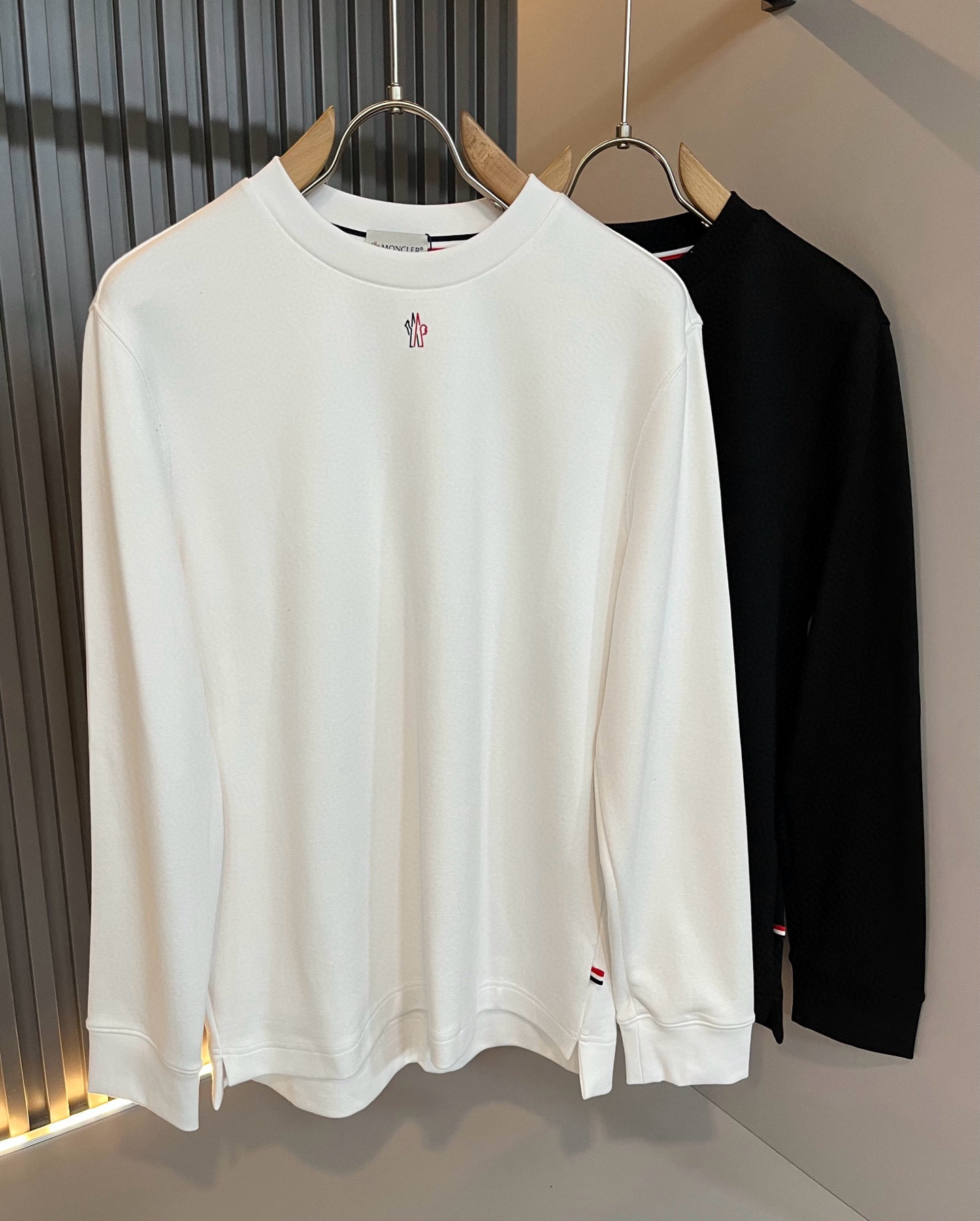 NO:691041,Moncler 2025 new autumn and winter trade order long-sleeved bottoming shirt with mouth covering, full condition!  !  Internet celebrity model!  Logo pattern laminated design on the chest!  The upper body is comfortable and breathable, not stiff, and the overall body has a rich three-dimensional feel. It is a quality export order and is customized with exclusive baby velvet fabric tailoring to meet the simple needs of commuters. The upper body effect is very good, slimming, and not picky about the figure. The fabric workmanship... is impeccable. Only good craftsmanship and good fabrics can produce a good taste. It is a must-have item for everyone!  Size M-4XL,,Moncler,19860909Moncler蒙口2025秋冬新款贸易订单长袖打底衫,全品相！！网红款！胸前logo图案压胶设计！上身舒适透气,不僵硬,整体有着丰富的立体感,品质出口订单,定制专属婴儿绒面料剪裁,满足通勤人们对于着装的简约需求,上身效果很好,显瘦,不挑剔身材.面料做工....无可挑剔,好工艺好面料才能穿出好品味一款,人手必备单品！尺码M-4XL,,Moncler,,Men's clothing