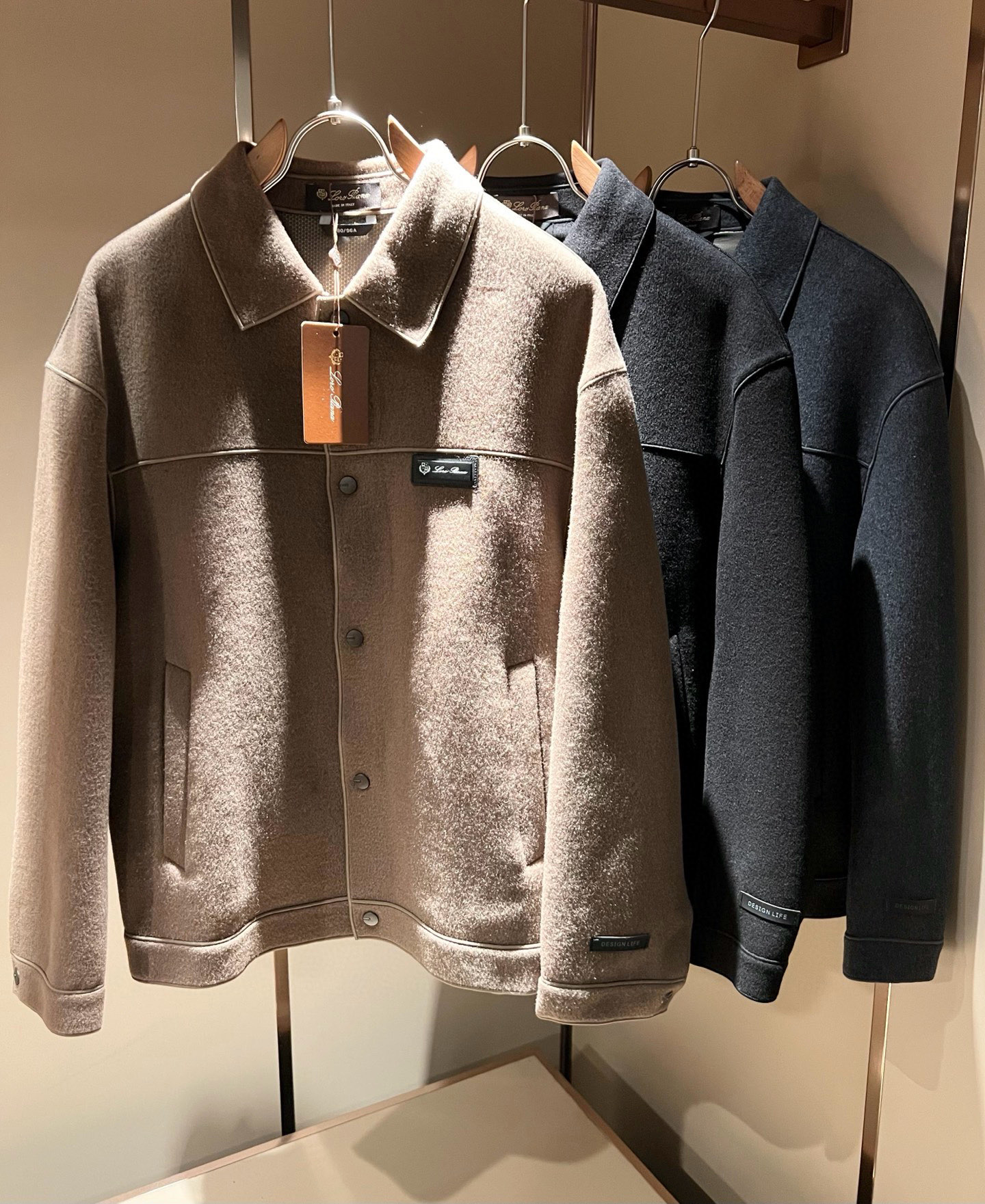 NO:685579,Loro Piana 2025 autumn and winter new men's casual jackets, orders from foreign trade companies!  Made of woolen material supplied by customer, with logo leather hardware design on the chest!  One of the classic proprietary fabrics!  The texture is light, soft and delicate to the touch, but the shape is straight and stylish!  It adopts a multi-layer structure and is windproof. The pockets are decorated with details, which is the ultimate luxury... Perfect interpretation of high-quality appearance. Customized original hardware is provided!  Size M-4XL,,loro piana,jackets & coats,jackets & coats,19860909Loro Piana诺悠翩雅 2025秋冬新品男士休闲夹克外套,外贸公司订单！客供羊毛呢材质,胸前logo皮革五金设计！经典的专有织物之一！ 质地轻盈、触感又柔软细腻、但型态又笔挺有型！ 采用多层结构、具备防风性能. 口袋饰有细节、奢华极致… 完美演绎高品质品相.客供定制原版五金！尺码M-4XL,,loro piana,jackets & coats,jackets & coats,,Men's clothing