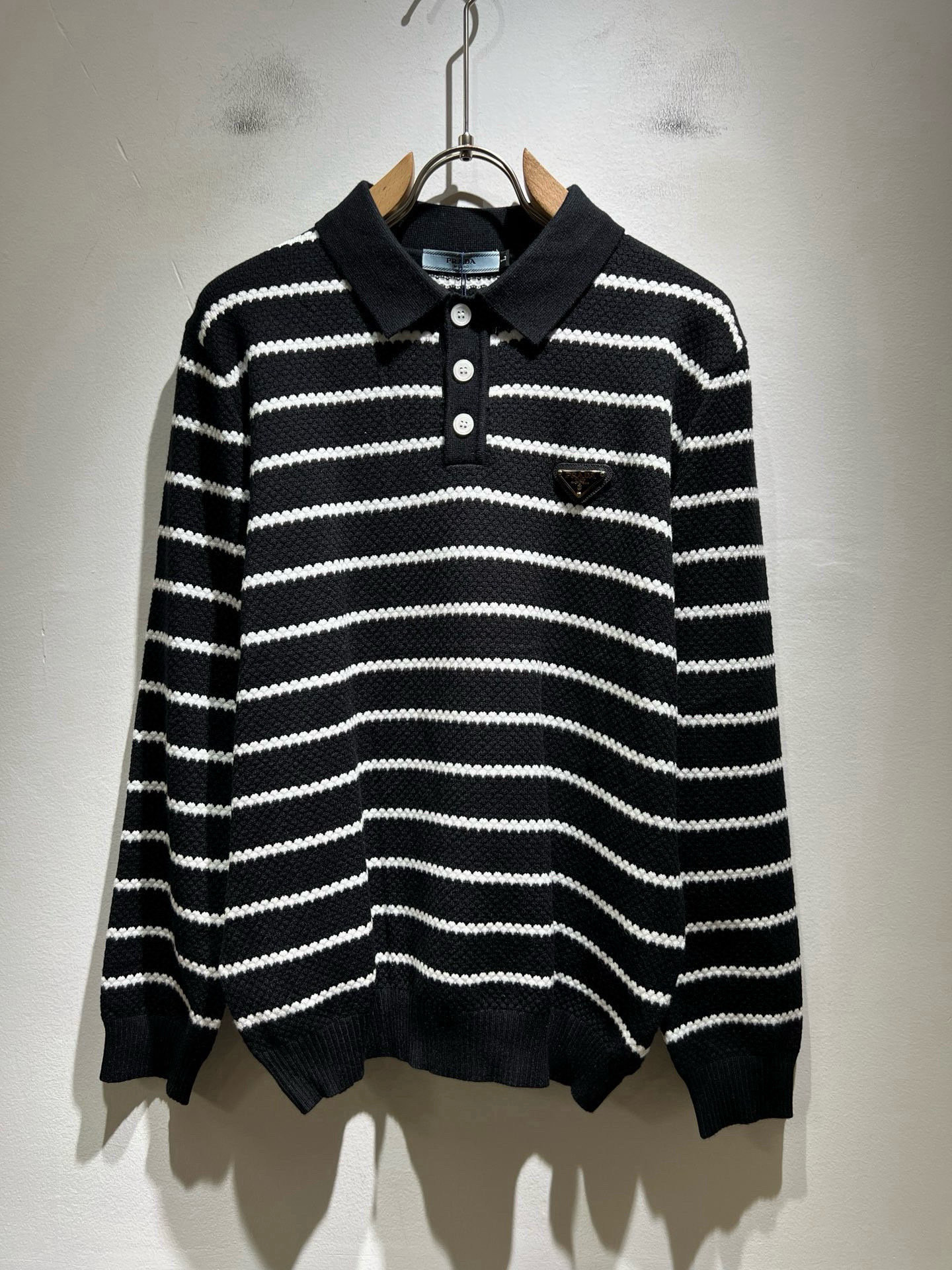 NO:691079,PRAD*A's 2025 new autumn and winter men's knitted woolen sweaters, the latest model is exclusively available on the entire network!  !  ~It is both classic and fashionable, who doesn’t love it? It shows the classic again, it is very eye-catching, and it has a low-luxury aura and recognition!  Pr*da's traditional brand concept and modern advanced technology are perfectly combined. Coupled with an extremely modern and simple design, Pr*da's exclusive three-dimensional triangle logo hardware design!  Customized 100% imported wool fabric!  The texture of this model is quite impressive. You can tell the specifications and grades at your fingertips. The level of finesse and breathability are top-notch!  Size M-4XL,,prada,19860909PRAD*A普*达2025秋冬新款男士针织羊毛衫,最新款全网独家首上！！~既经典有时尚百搭,谁不爱啊,将经典再次展现,非常的耐看,自带低奢光环与辨识度！Pr*da传统的品牌理念和现代化的先进技术进行了完美结合.加上极其现代摩登风范的简约设计,p家专属立体三角标识五金设计！定制百分百进口羊毛面料！此款的质感相当感人 触手便知规格档次 细腻程度与透气效果堪称顶级！尺码M-4XL,,prada,,Men's clothing