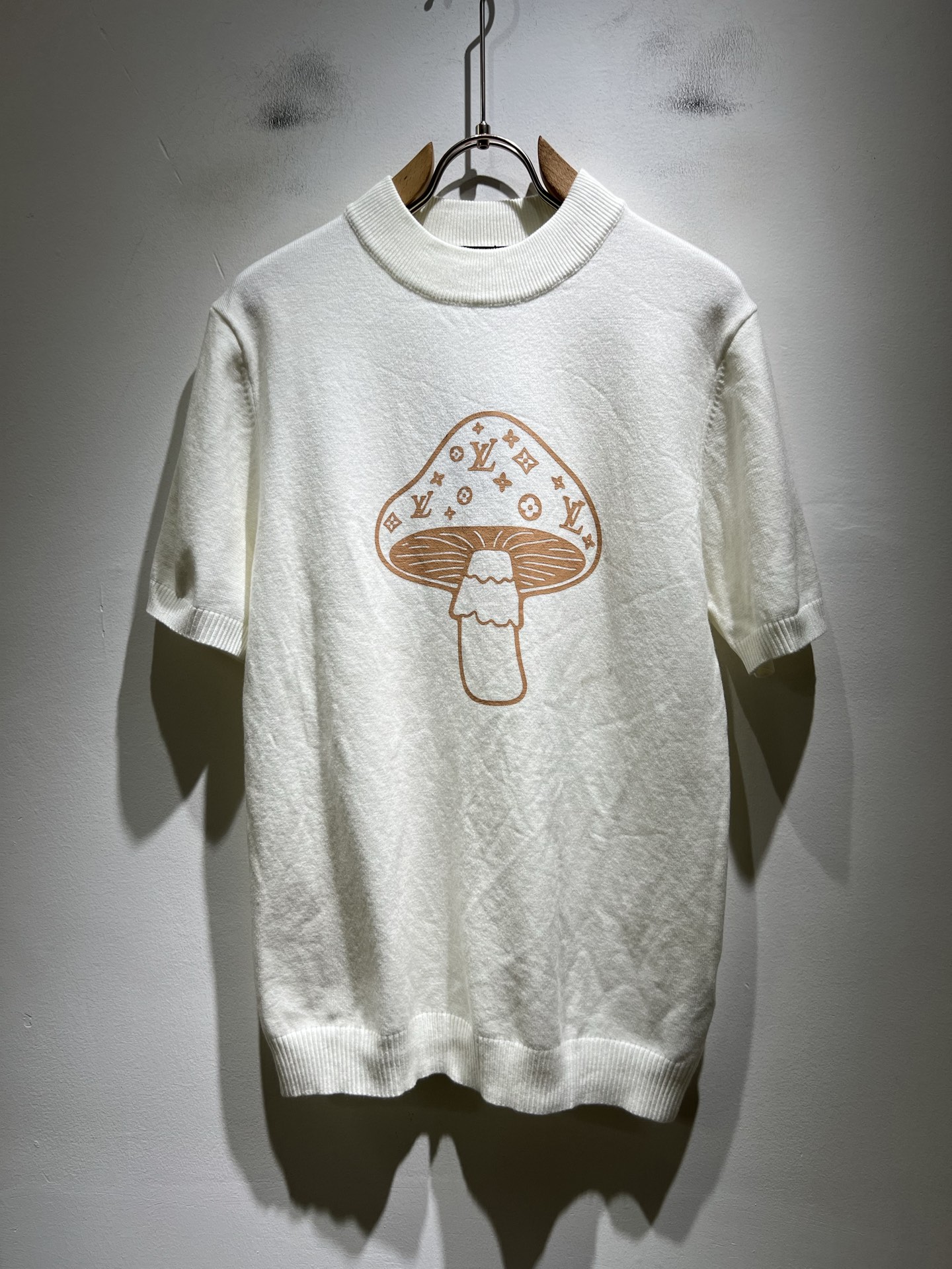 NO:685615,Louis Vuit*on 2025 autumn and winter Louis family light luxury knitted wool short-sleeved shirt!  Same decoration for men and women!  The new high-end of the Louis family, the details and quality are always so perfect, and the creative designs are endless. You are not a fashionista if you don’t buy a few pieces of Louis this autumn and winter. The logo print design on the chest!  It is something that everyone loves. Made of top-quality wool blend, it is super soft and tough, and has excellent breathability. It comes from world-class trading OEM channels, and the quantity is extremely rare and sold out. It is a presbyopic item that is released every year by 'Donkey Brand'.  The body logo presents an unusual texture, clean and neat. This is the Louis family's unique skill and the latest craftsmanship of this season. The level of detail has reached the top, and the slim and three-dimensional tailoring is a unique design. It is a fusion of luxury and fashion!  Size M-4XL,,louis vuitton,louis vuitton,louis vuitton,T-shirt,19860909Louis Vuit*on 2025秋冬路易家族轻奢针织羊毛短袖衫！男女同款装饰！ 路易家族的新高端,细节品质永远的那么完美无瑕,创意设计层出不穷.今年秋冬季节没有入手几件路易你算不上时尚达人.胸前logo图案印花设计！实属人见人爱的东西.顶级羊毛混纺打造,超级柔软且具有韧性,透气感也是绝佳.来自世界级贸易级别的代工厂渠道,数量极其稀少售完无补.“驴牌”每年都会出的老花单品,立体Logo呈现不一般的质感,干净俐落.这是路易家族的看家绝活也是本季度的最新工艺.细致化程度已经达到顶端了,修身立体剪裁的版型设计堪称一绝.属于奢华与时尚的融合！尺码M-4XL,,louis vuitton,louis vuitton,louis vuitton,T-shirt,,Men's clothing