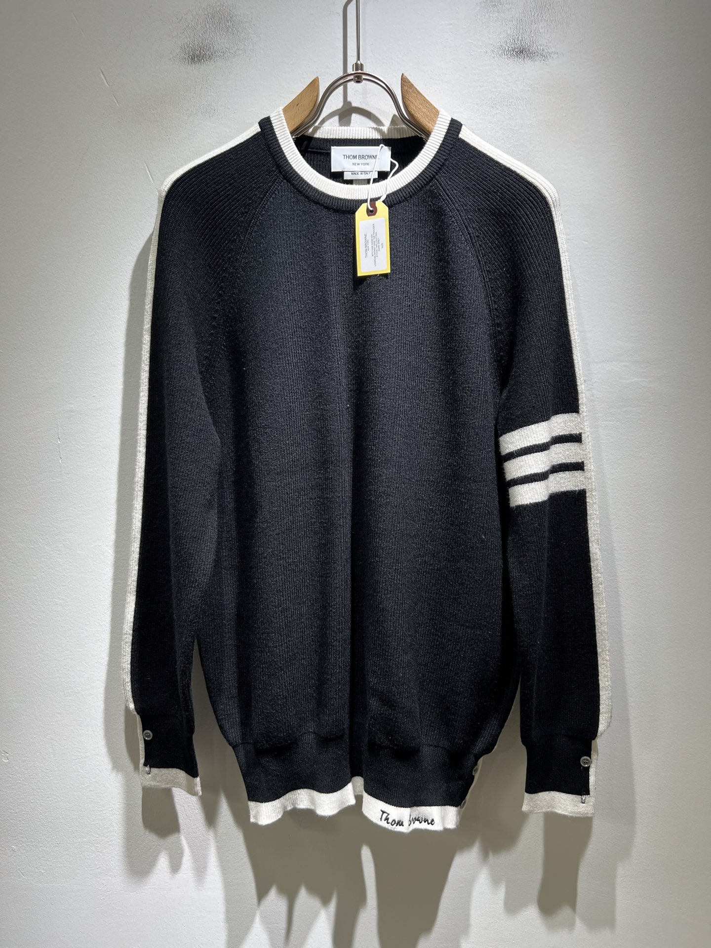 NO:685602,ThomBrow*e's 2025 autumn and winter new knitted wool sweater for men and women, this year's new counter product, super soft wool fabric for men and women!  A fashionable and versatile model for the city, it is sure to be super popular this year. It is a must-have artifact for autumn and winter. It has a unique texture and a soft and smooth feel. It is not a product that can be compared with ordinary fabrics. Regular knitted wool fabric design, crocheted with classic iconic stripe design!  A rare model that can only be found. Very attractive design, liningless inseam binding technology, and very detailed. It is a model that requires a lot of attention to technology. Details determine the high-end. Minimalist design elements of the season, a must-have item for trendy men, perfect fit, highly recommended!  Size M-3XL,,19860909ThomBrow*e汤姆*朗2025秋冬新款男女同款针织羊毛衫,今年的专柜新品,男女同款超软羊毛面料！时尚都市百搭款,今年必定超火爆,秋冬必备神器,质感独特,手感柔嫩顺滑,不是一般面料所能对比的产品.常规的针织羊毛面料设计,钩织搭配经典标识性经典条纹设计！可遇不可求的款 非常极具魅力的设计,无里布内缝包边工艺,细节非常到位,要非常讲究技术的一款,细节决定高端.极简当季的设计元素,潮男必备单品,完美版型,强烈推荐！尺码M-3XL,,,Men's clothing