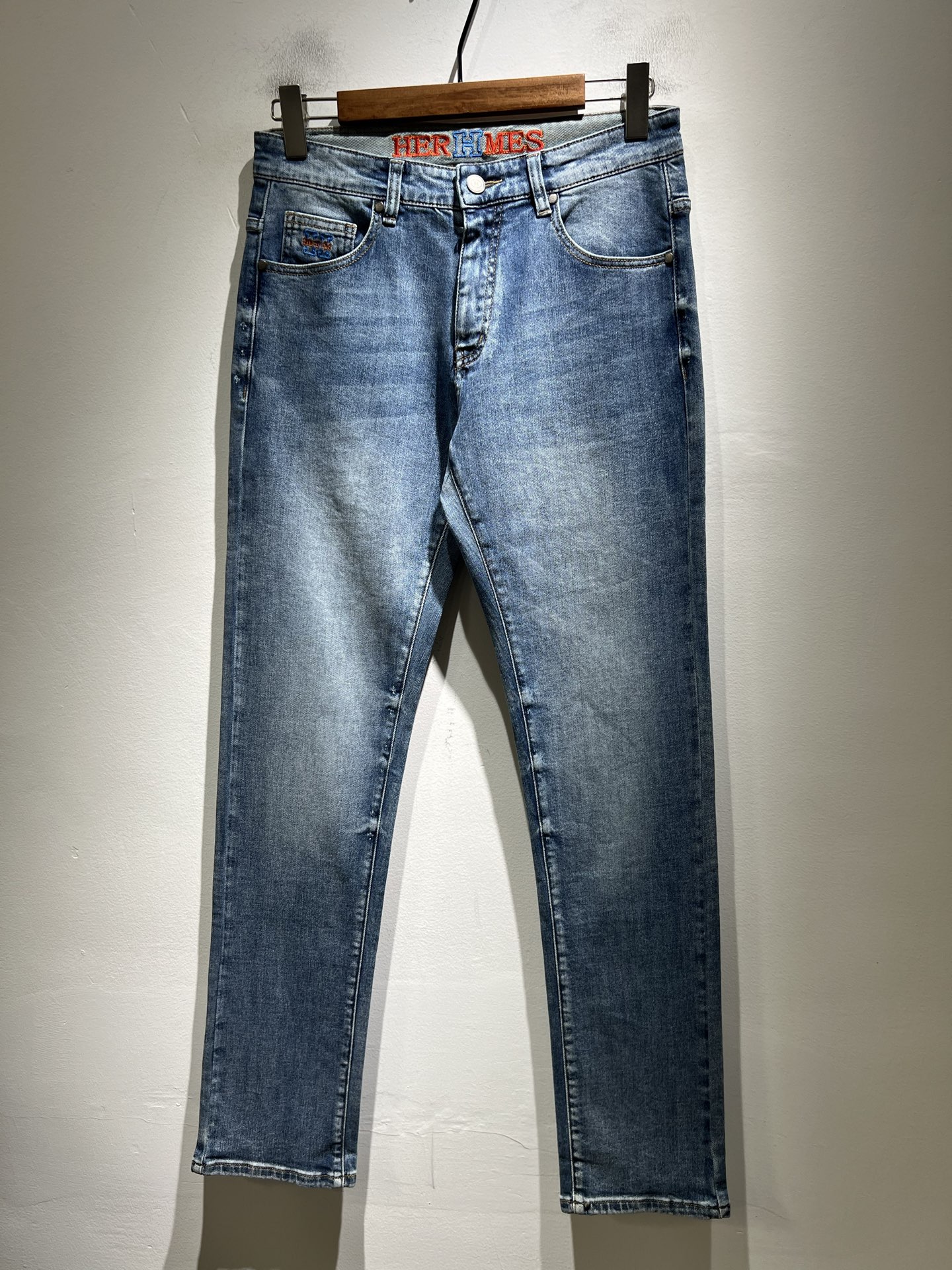 NO:691074,HERM*S 2025 Autumn and Winter Men's High-end Denim Washed Small Straight Jeans Overseas Trading Company Channel Orders!  Slim fit straight leg jeans for men!  On sale at Shanghai Henglong store!  High-end, simple, very sophisticated in terms of craftsmanship and materials, the pursuit of quality is very rigorous and demanding, and every detail is used to prove its brand image!  The typical essence of the H family, a very representative logo waistband design!  The brand image of the H family is perfectly explained. The signature leather tag is also quite stunning. The brand LOGO is constructed. The fabric is perfectly transformed and sublimated. The heavy-duty environmentally friendly plant enzyme washing process has a unique retro style in the texture. It is quite brilliant. It is recognized as a universal and versatile color number that can withstand the test of any season!  Well cut, clean, crisp and neat!  Size 29-40,,hermes,jeans,19860909HERM*S爱*仕 2025秋冬男士高端丹宁水洗小直筒牛仔裤 海外贸易公司渠道订单 ！男士修身直筒牛仔裤！上海恒隆店在售！高级、简约,工艺和用料方面都颇为考究,对于品质的追求非常严谨和苛刻,用每一个细节来力证自身品牌形象！H家的典型精髓,极具代表性标志logo腰牌设计！将H家的品牌形象完美阐释出来,招牌式的皮牌亦颇为惊艳,构建出品牌LOGO,面料得到完美蜕变和升华,重磅环保植物酵素水洗工艺,肌理有着独特的复古风格,相当出彩,公认的万能百搭色号,经得住任何季节的考验配色！剪裁精良,干净清爽且利落！尺码29-40,,hermes,jeans,,Men's clothing