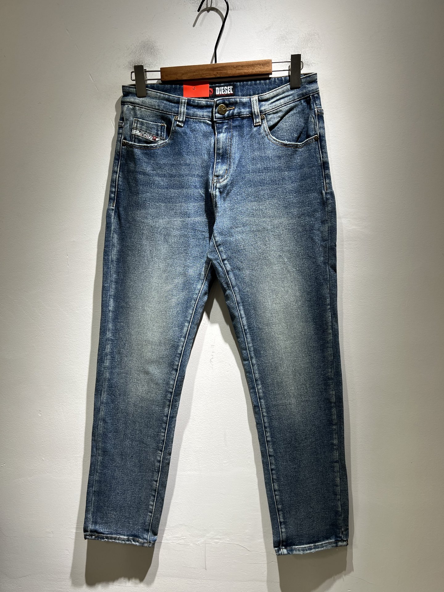 NO:691088,Diesel 2025 autumn and winter men's washed small straight jeans!  The trading company sells great products, looks great, is the all-match trousers king in the fashion world, has high-frequency dressing demonstrations in European and American street photography, and has a leather waistband logo design!  And it is a must-have item for luxury brands every season!  Very pure and minimalist design tone!  Adhering to the consistent fashion proposition of the D family, it is quite eye-catching. It not only demonstrates the ingenuity and craftsmanship, but also effectively flaunts the brand identity!  Custom-made denim fabrics are supplied from Italy. The texture is unparalleled and full of charm. The silhouette is perfectly tailored and has excellent butt-lifting and slimming effect. It can be matched with any top in the wardrobe. It has wide compatibility, is both casual and casual, and has a full upper body shape. It is an invincible fashionable and versatile item!  Size 29 -40,,dior,jeans,19860909迪赛2025秋冬男士水洗小直筒牛仔裤！贸易公司渠道牛货,品相超赞,时尚圈万能的百搭裤王,欧美街拍中高频穿搭示范,皮革腰牌logo设计！且是奢侈品牌每季必出的单品！非常纯粹极简的设计基调！秉承了D家一贯的时尚主张,颇具看点,即彰显了匠心工艺又有力的标榜了品牌身份！客供意大利定制丹宁面料,质感无敌赞,颇具韵味,版型剪裁完美,提臀修身显瘦效果极佳,可横扫衣橱任何的上装搭配,兼容性广泛,休闲兼备,上身型款十足,无敌的时髦百搭神品！尺码29 -40,,dior,jeans,,Men's clothing