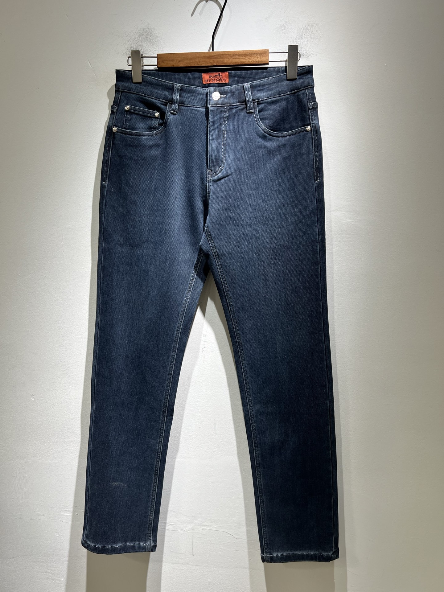NO:691099,HERM*S 2025 Autumn and Winter Men's High-end Denim Washed Small Straight Jeans Overseas Trading Company Channel Orders!  Slim fit straight leg jeans for men!  On sale at Shanghai Henglong store!  High-end, simple, very sophisticated in terms of craftsmanship and materials, the pursuit of quality is very rigorous and demanding, and every detail is used to prove its brand image!  The typical essence of the H family, a very representative logo waistband design!  The brand image of the H family is perfectly explained. The signature leather tag is also quite stunning. The brand LOGO is constructed. The fabric is perfectly transformed and sublimated. The heavy-duty environmentally friendly plant enzyme washing process has a unique retro style in the texture. It is quite brilliant. It is recognized as a universal and versatile color number that can withstand the test of any season!  Well cut, clean, crisp and neat!  Size 29-40,,hermes,jeans,19860909HERM*S爱*仕 2025秋冬男士高端丹宁水洗小直筒牛仔裤 海外贸易公司渠道订单 ！男士修身直筒牛仔裤！上海恒隆店在售！高级、简约,工艺和用料方面都颇为考究,对于品质的追求非常严谨和苛刻,用每一个细节来力证自身品牌形象！H家的典型精髓,极具代表性标志logo腰牌设计！将H家的品牌形象完美阐释出来,招牌式的皮牌亦颇为惊艳,构建出品牌LOGO,面料得到完美蜕变和升华,重磅环保植物酵素水洗工艺,肌理有着独特的复古风格,相当出彩,公认的万能百搭色号,经得住任何季节的考验配色！剪裁精良,干净清爽且利落！尺码29-40,,hermes,jeans,,Men's clothing