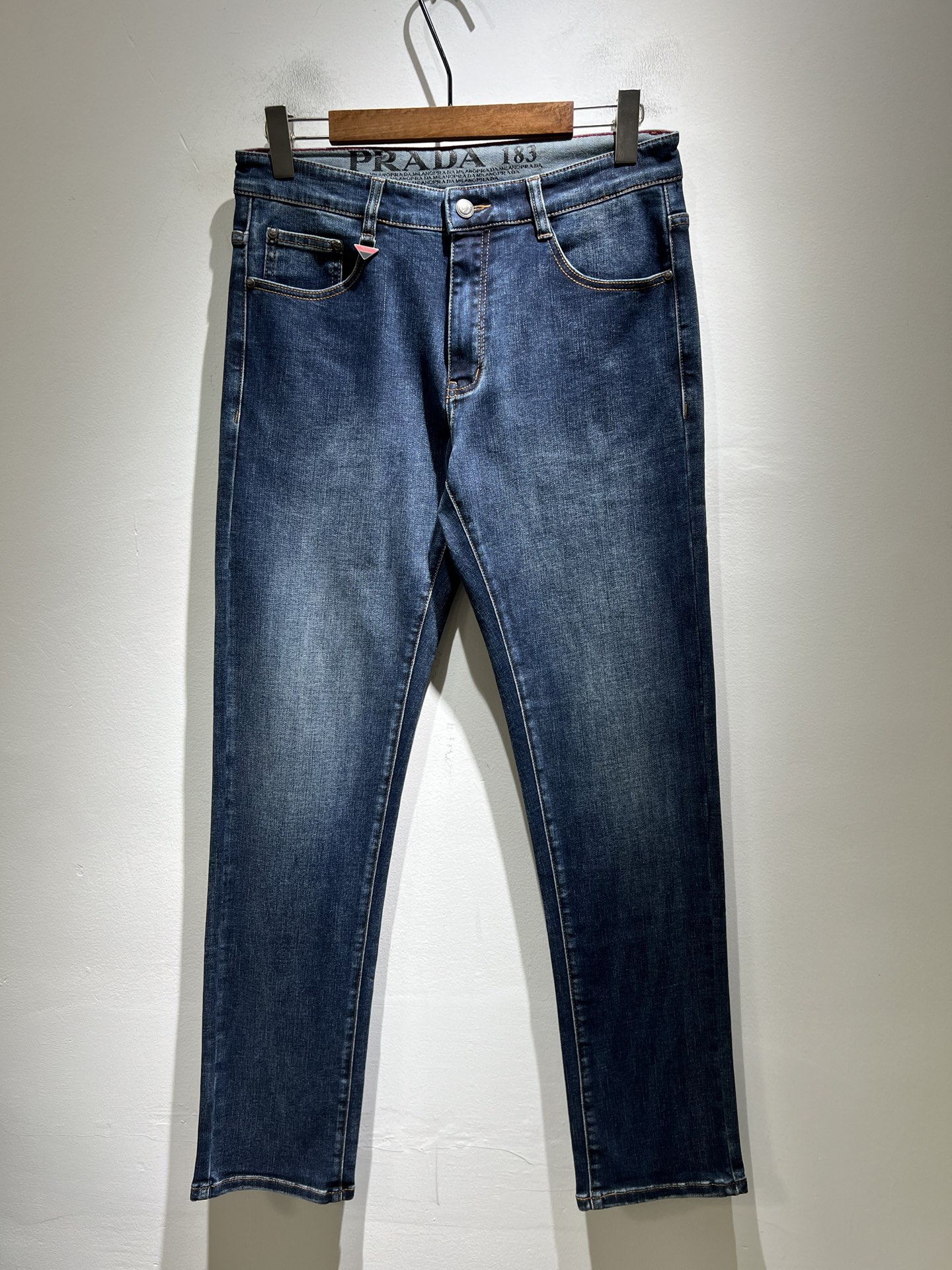 NO:691104,PRA*DA Prada 2025 autumn and winter new products are on sale!  High-end denim is versatile and pragmatic without being sensational!  Limited edition for Hong Kong, Macao and Taiwan!  !  Three-dimensional cutting pure cotton material!  Undertaken by a Taiwanese foreign trade company, the exquisite and delicate materials seem to be Prada’s patented high-quality customized original hardware logo design!  Not only the materials, colors and styles are carefully crafted, but the life philosophy behind the design coincides with the dual mentality of modern people pursuing practicality and fashionable beauty. Achieving a perfect balance between function and aesthetics is not only a display of fashion trends, but also the ultimate in modern aesthetics.19860909PRA*DA 普拉达 2025秋冬新品发售！牛仔高级百搭实用主义不哗众取宠！港澳台地区限定款！！立体裁剪纯棉材质！台湾外贸公司承接、材质精致细腻似乎是普拉达专利品质上乘 定制原版五金logo设计！不仅在材料、颜色与款式工夫,设计背后的生活哲学正巧契合现代人追求切身实用与流行美观的双重心态,在机能与美学之间取得完美平衡,不但是时尚潮流的展现,更是现代美学的极致.P的视野并没有局限时尚品牌核心价值中不可或缺的组成部分、的另一种选择替代风格成熟、尺码29-40,,prada,prada,,Men's clothing