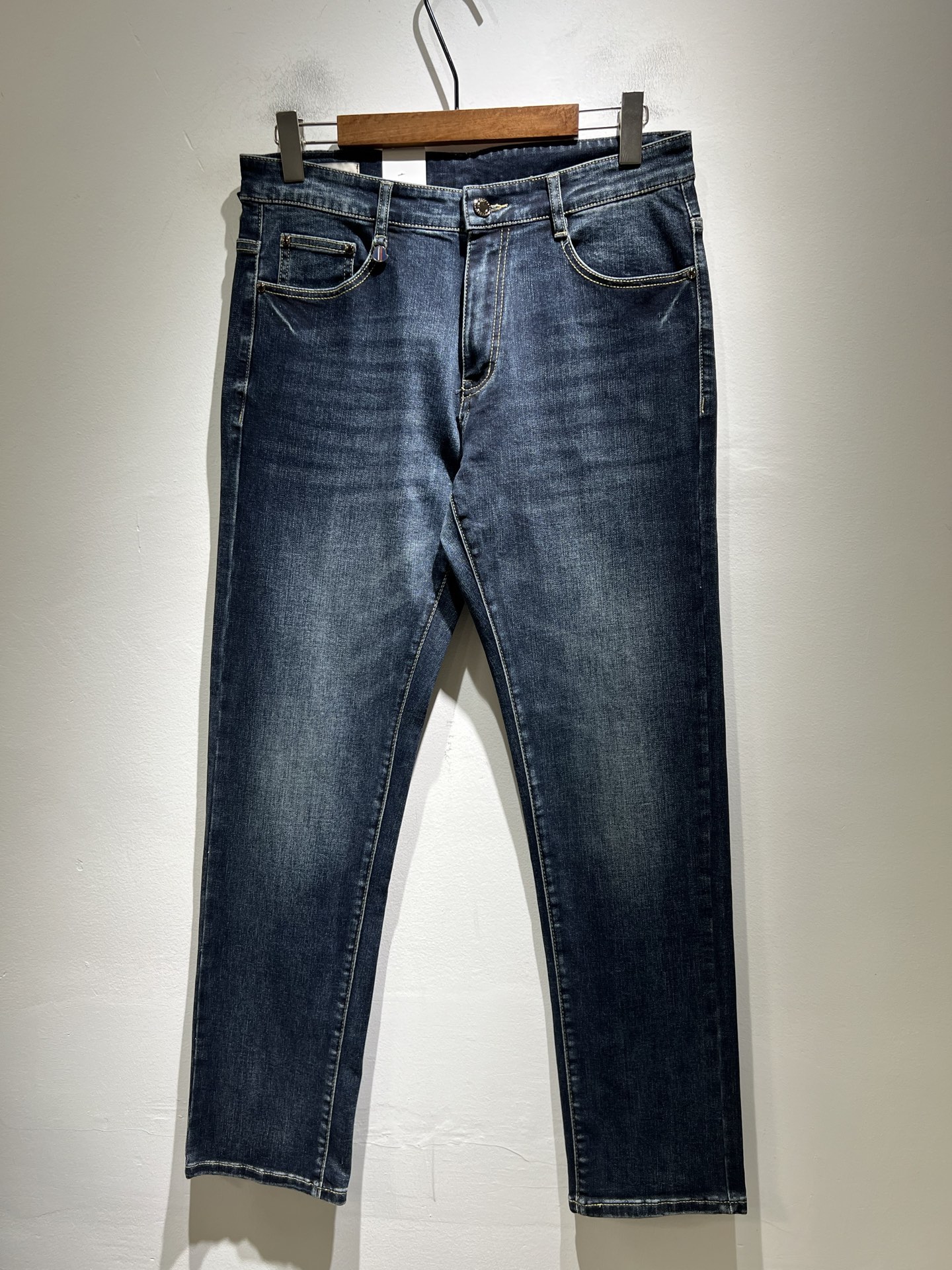 NO:691091,MONC's 2025 autumn and winter new jeans are rarely available through trading company channels and will be sold simultaneously on the official website!  M rare channel orders for high-end products, quality control, close your eyes and take it away without regrets!  Customized original logo badge design!  These denim trousers are made of pure cotton imported from customers!  The top-grade denim fabrics are carefully crafted, and the combination of ingredients is very basic but super perfect. The twill texture on the surface is clear and natural, and the hand feels solid and tough. You will definitely be convinced when you get it, and it can withstand random counter inspections!  The pattern is also very good. It is a super slim pattern. If you come across it, just pick it up quickly. It will save you a lot of effort in matching!  Size 29-40,,jeans,19860909MONC蒙*口2025秋冬新款牛仔裤,贸易公司渠道稀出,同步官网发售！M稀缺渠道订单臻品,品质控闭眼收走的不后悔款！定制原版logo徽章设计！本款牛仔长裤选用客供进口纯棉面料！顶级牛仔面料精心制作,成份组合很基础却又是超完美,表面斜纹肌里感清晰自然,手感瓷实有韧性,实物到手绝对让你为之诚服,经得起随意柜台支验！版型方面也非常出色,属于超显瘦的版型,能碰到的就赶紧收下,会让你在搭配方面省下不少力！尺码29-40,,jeans,,Men's clothing